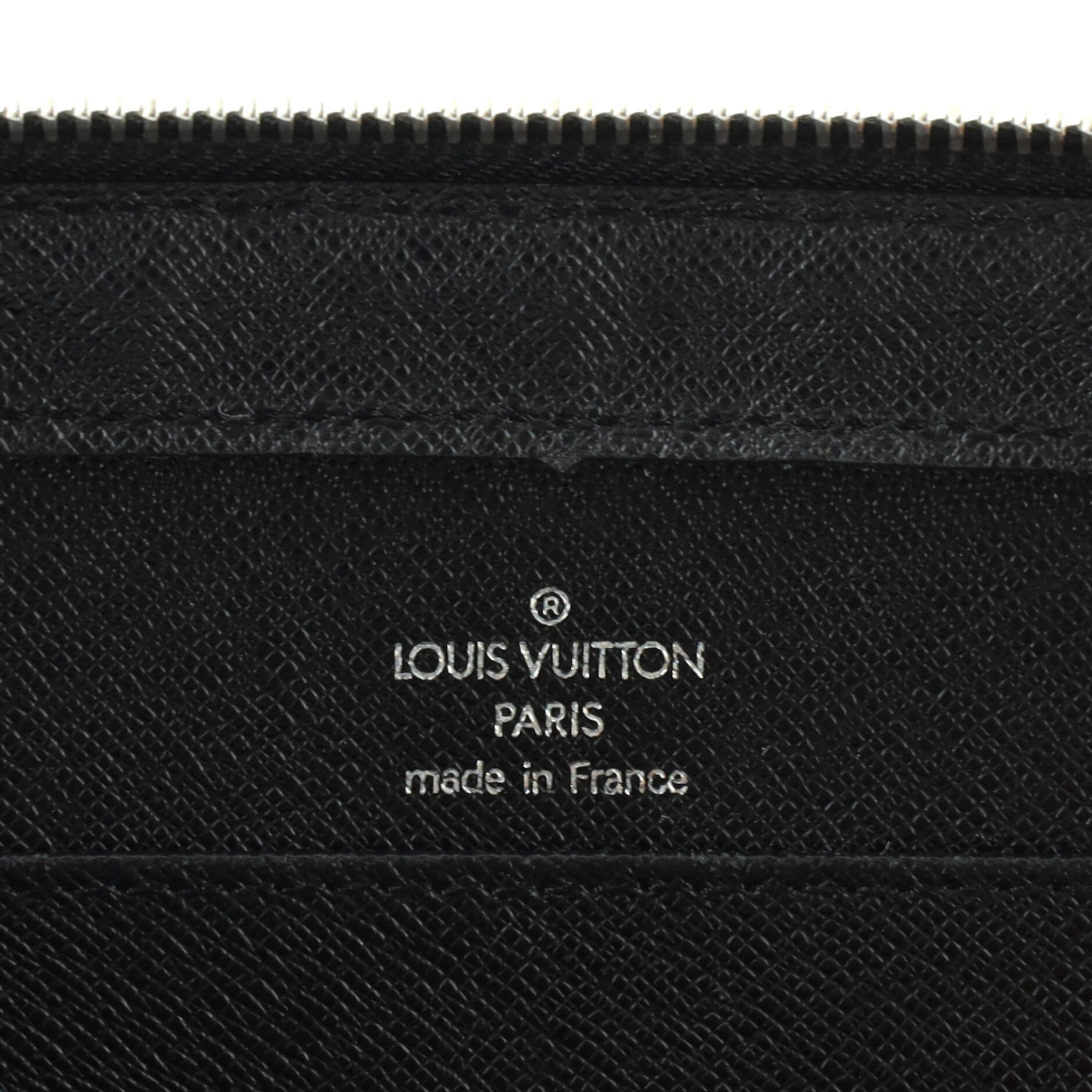  Louis Vuitton Pochette Baikal Clutch Taiga Leather 1