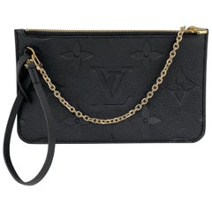 LOUIS VUITTON Pochette-Umhängetasche aus schwarzem Leder mit Nieten von NEVERFULL 