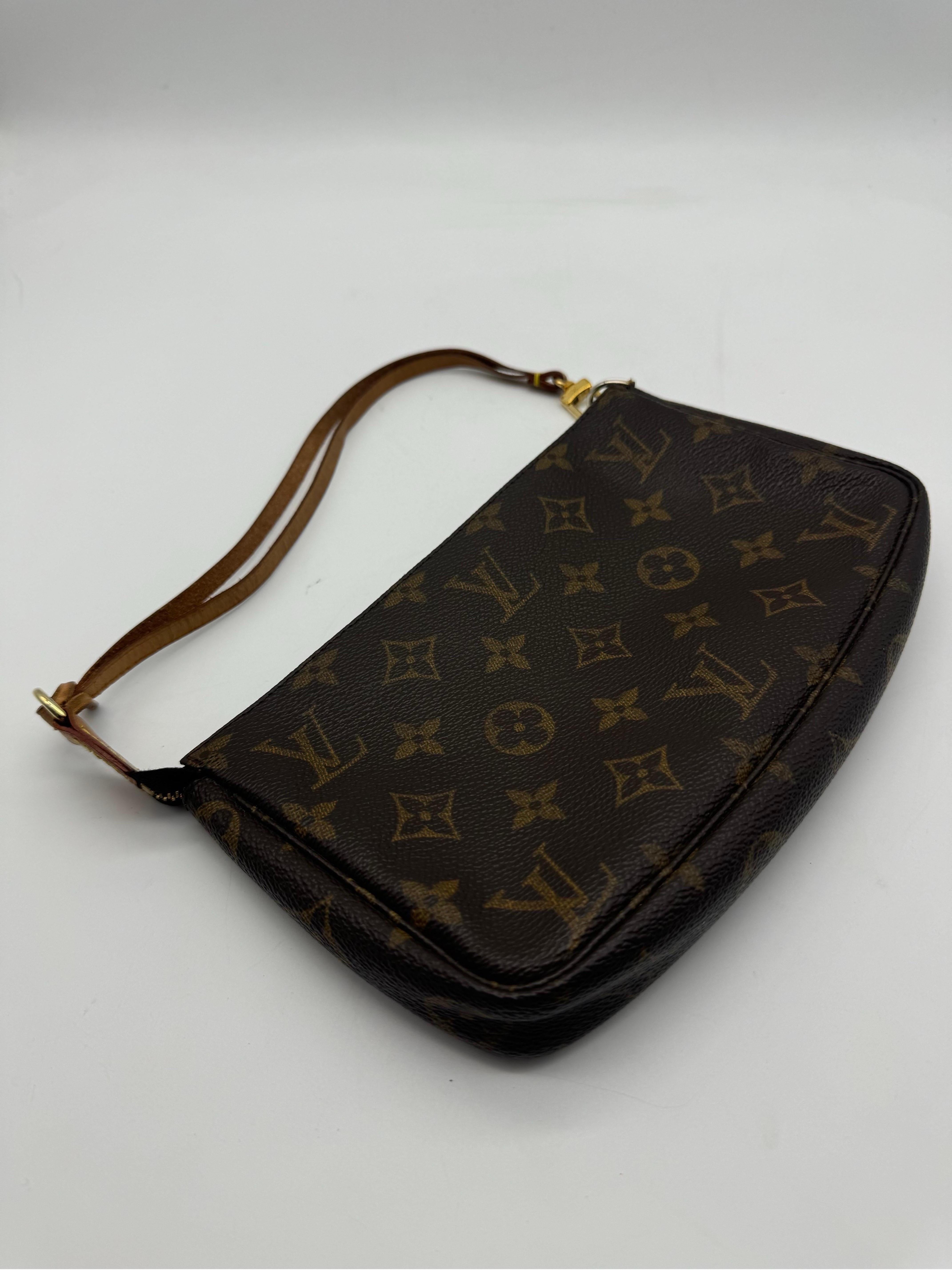 Louis Vuitton Pochette  Clutch In Good Condition For Sale In 10707, DE