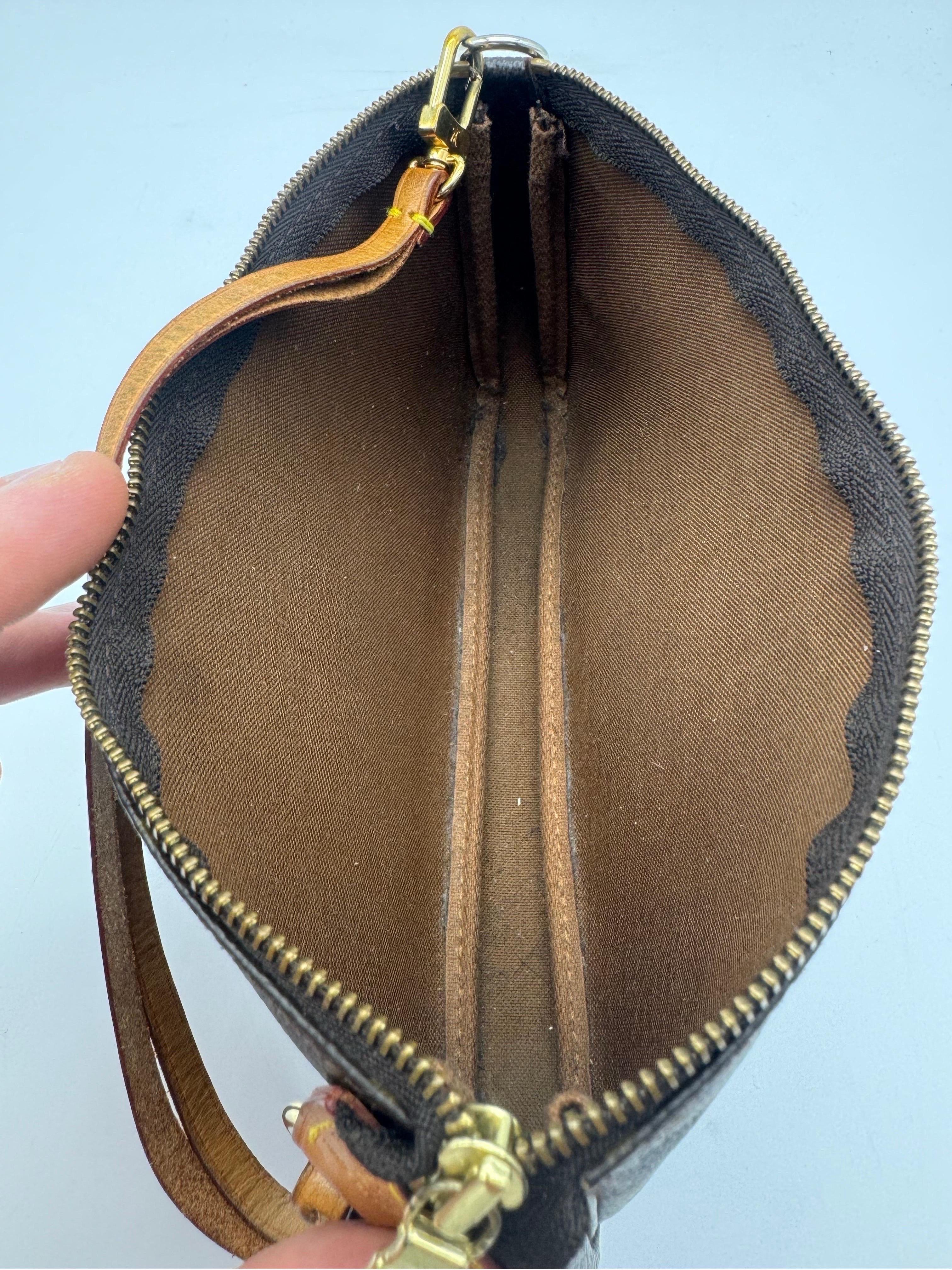 Louis Vuitton Pochette  Clutch For Sale 1