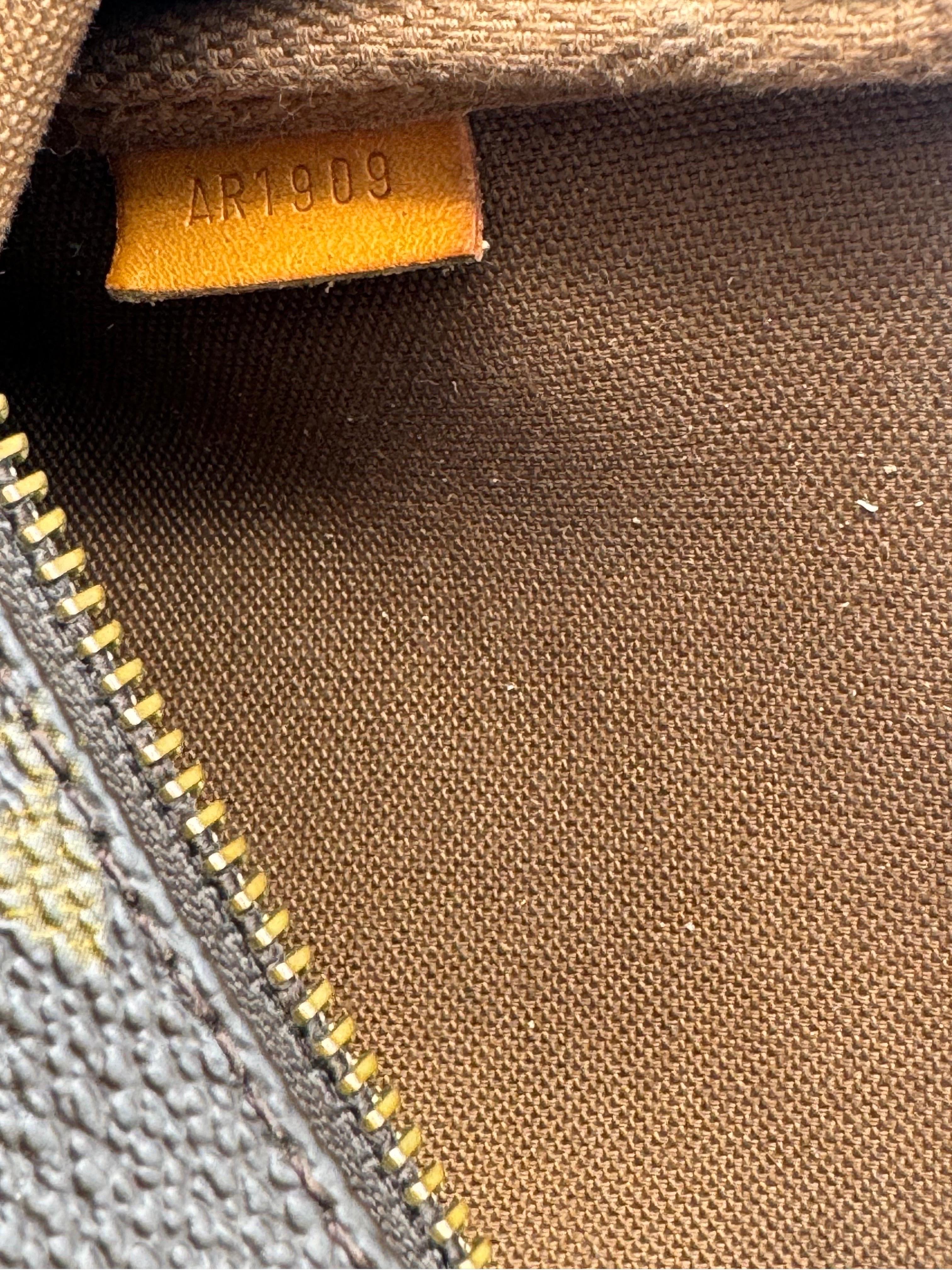 Louis Vuitton Pochette  Clutch For Sale 2