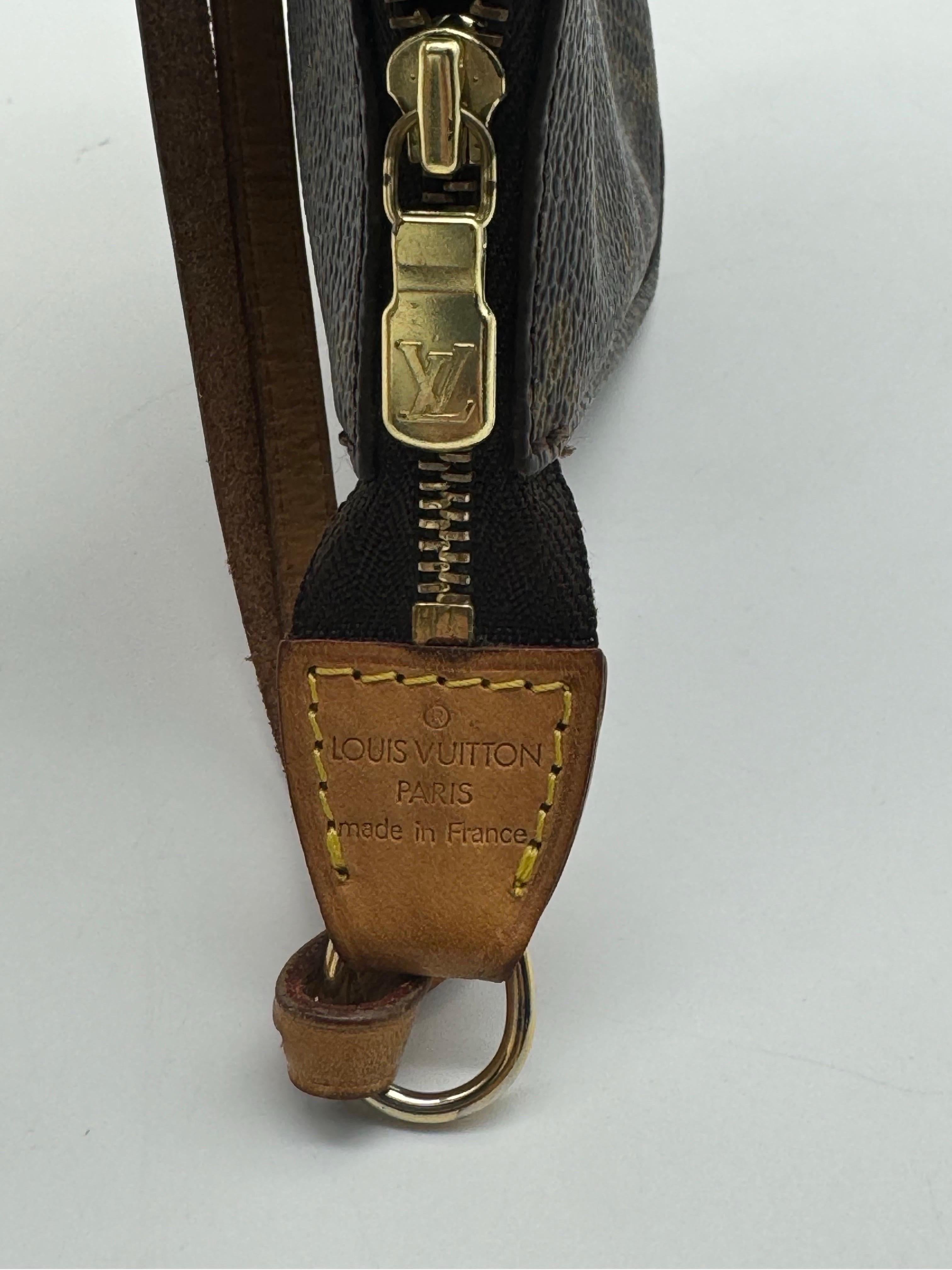 Louis Vuitton Pochette  Clutch For Sale 3
