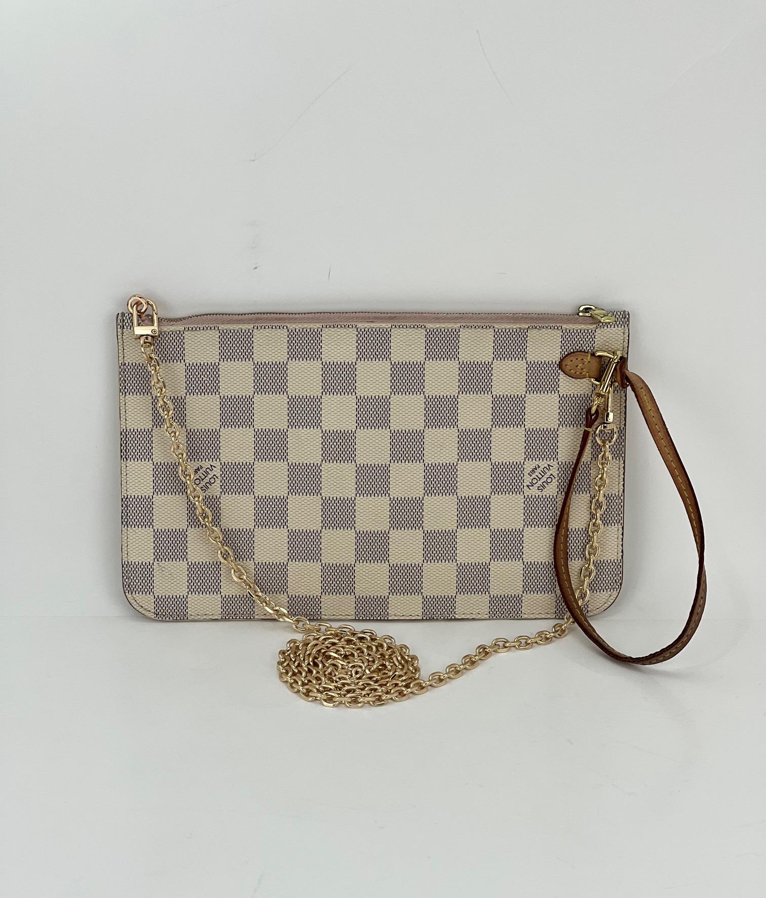 Pre-Owned 100% Authentic!
Louis Vuitton Pochette Damier Azur from a
Neverfull W/added Non LV Chain to use as
a Shoulder or Crossbody Bag
Please Note: added Non LV O-Ring at end of zipper pull
RATING: B-... good, shows some signs of wear
MATERIAL: