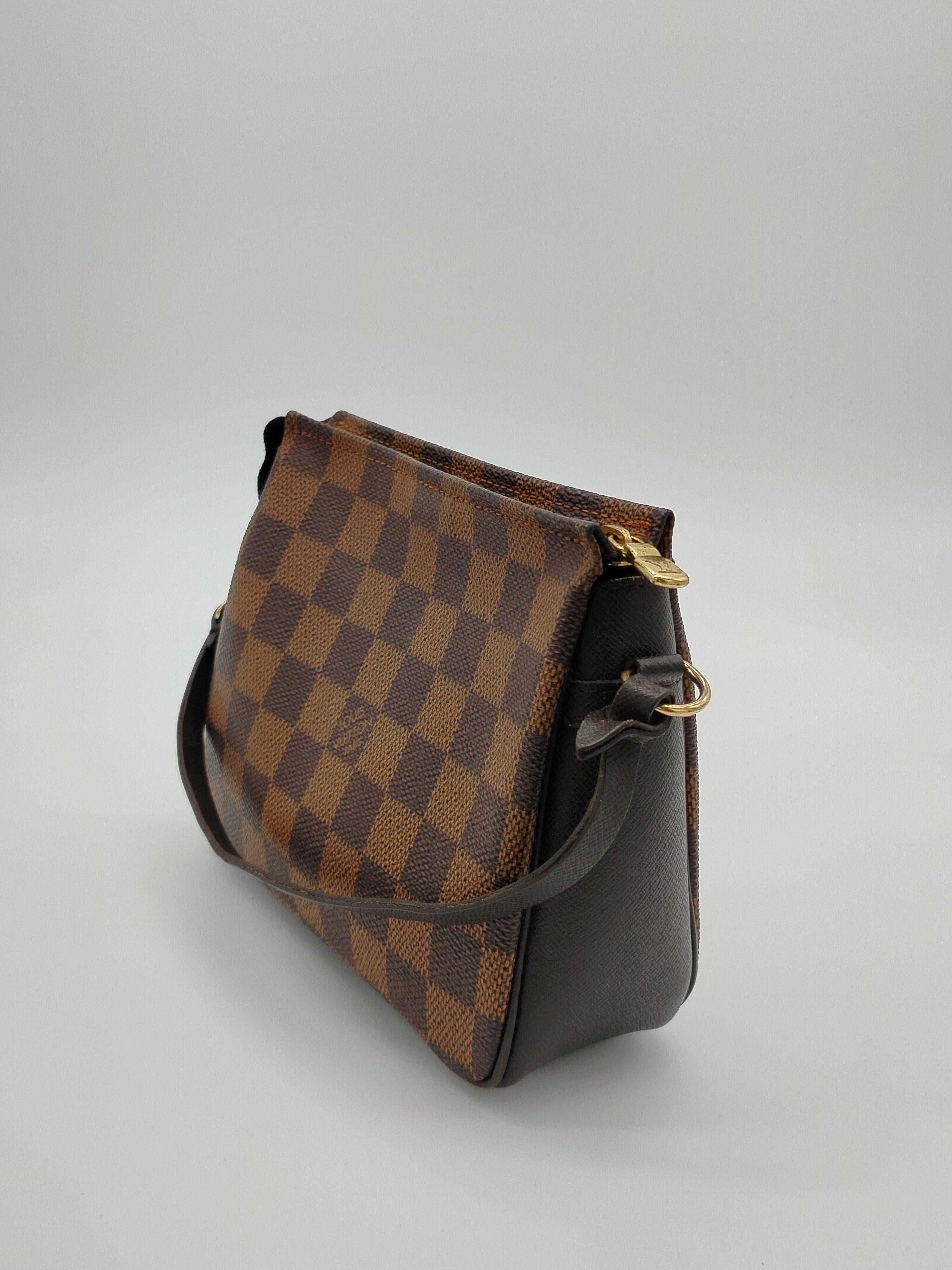 Louis Vuitton Pochette Damier Ebene Shoulder Bag - '90s In Fair Condition For Sale In Milano, IT