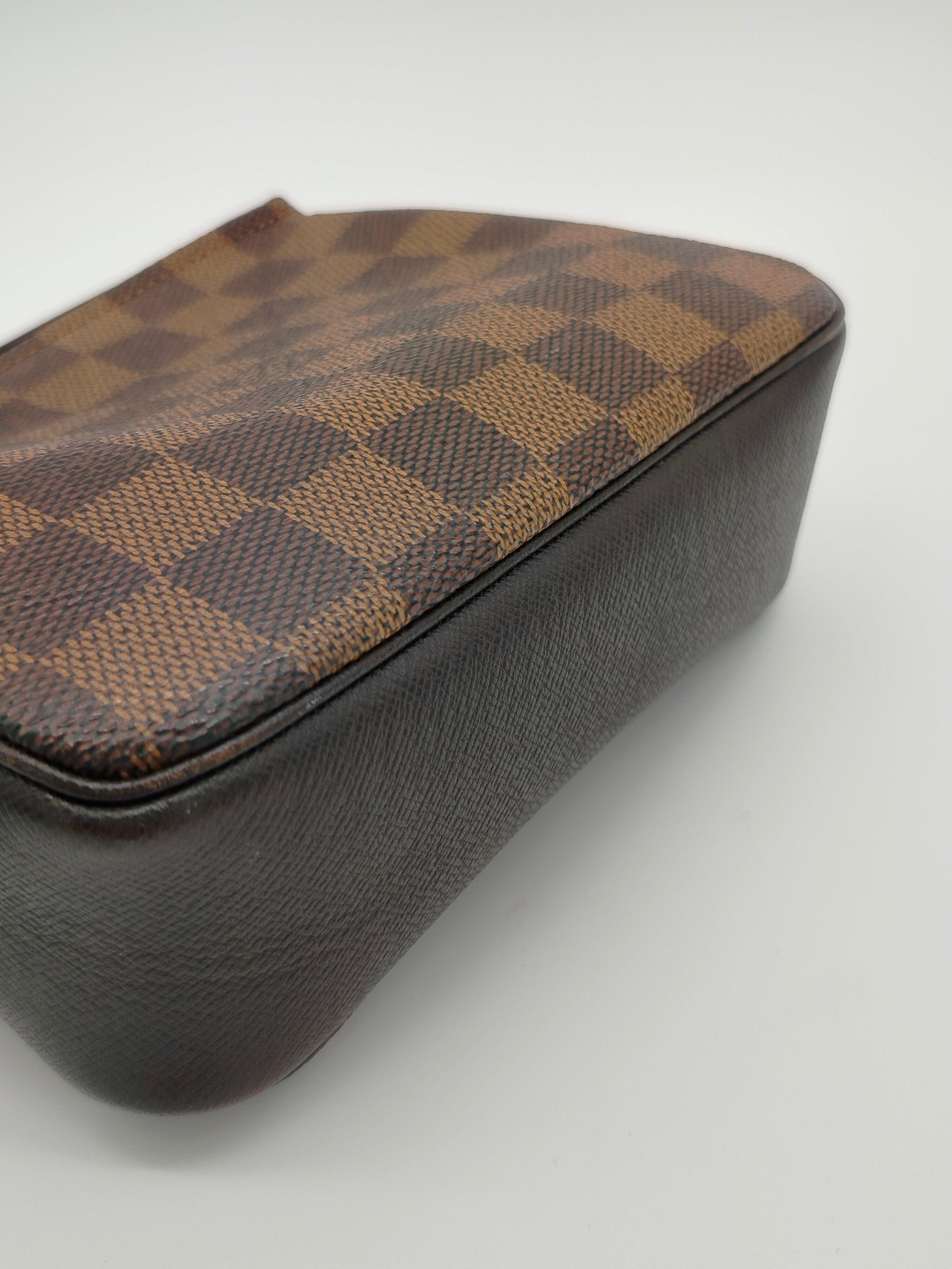 Louis Vuitton Pochette Damier Ebene Shoulder Bag - '90s For Sale 2