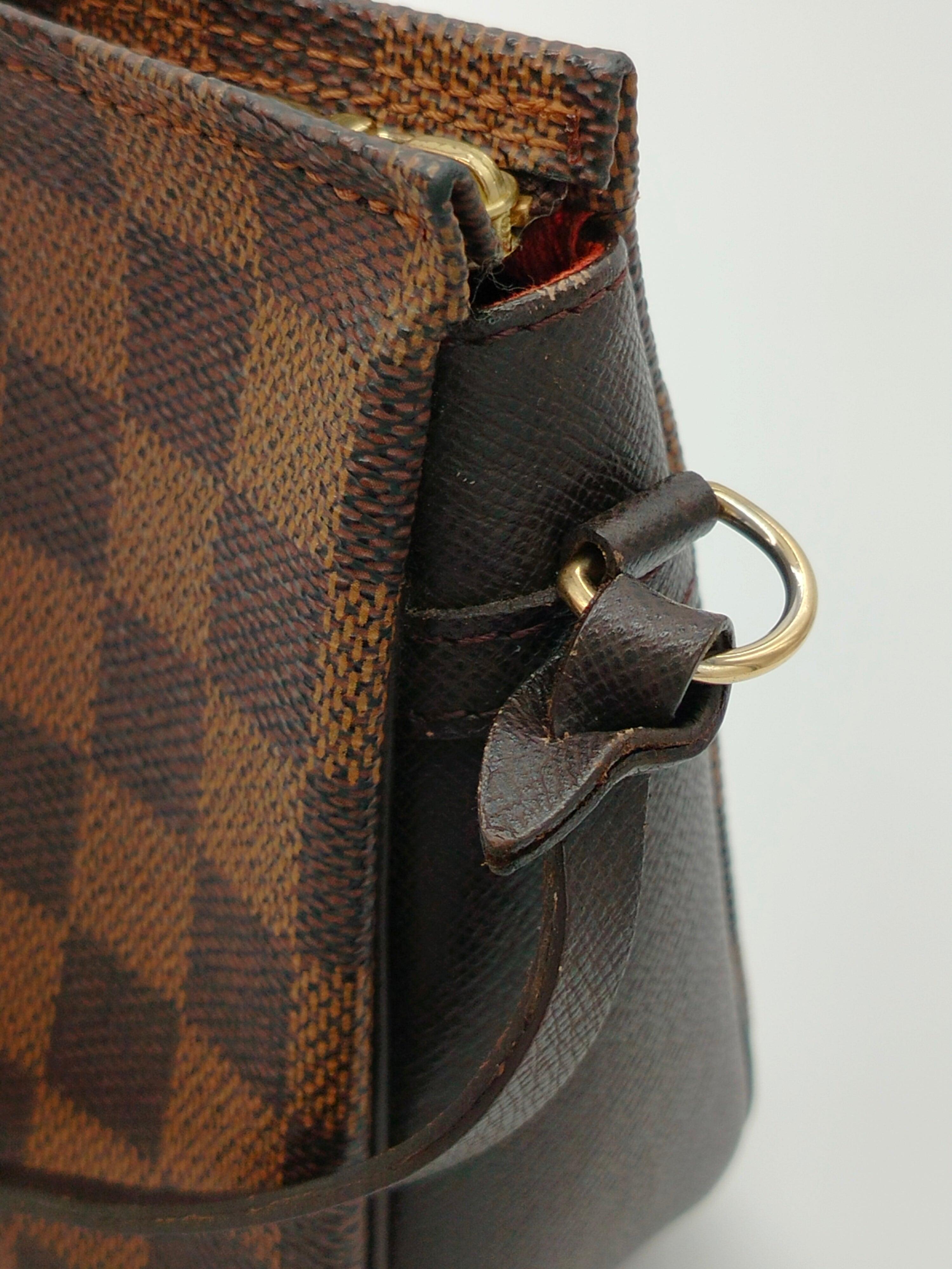 Louis Vuitton Pochette Damier Ebene Shoulder Bag - '90s For Sale 3