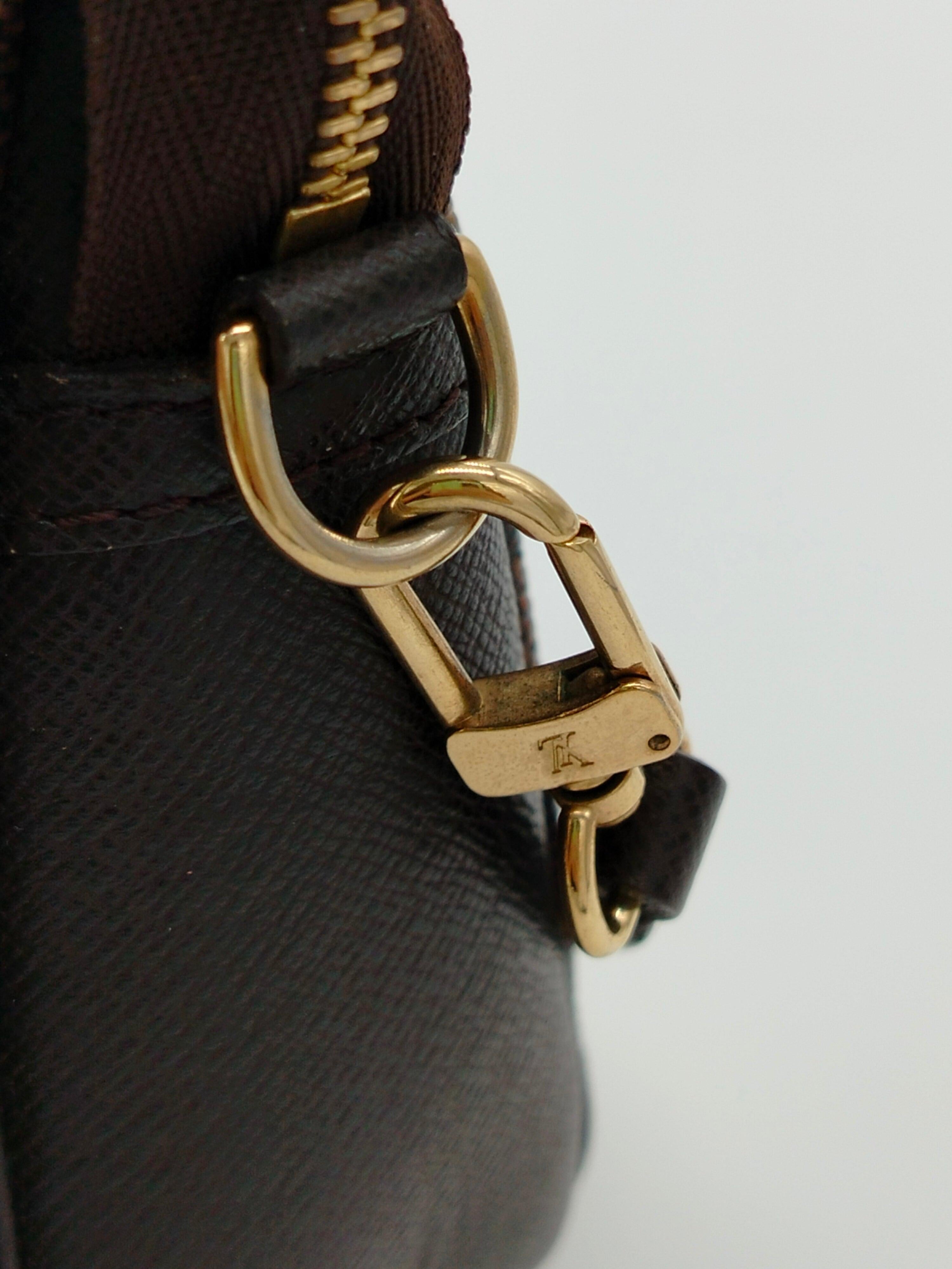 Louis Vuitton Pochette Damier Ebene Shoulder Bag - '90s For Sale 4