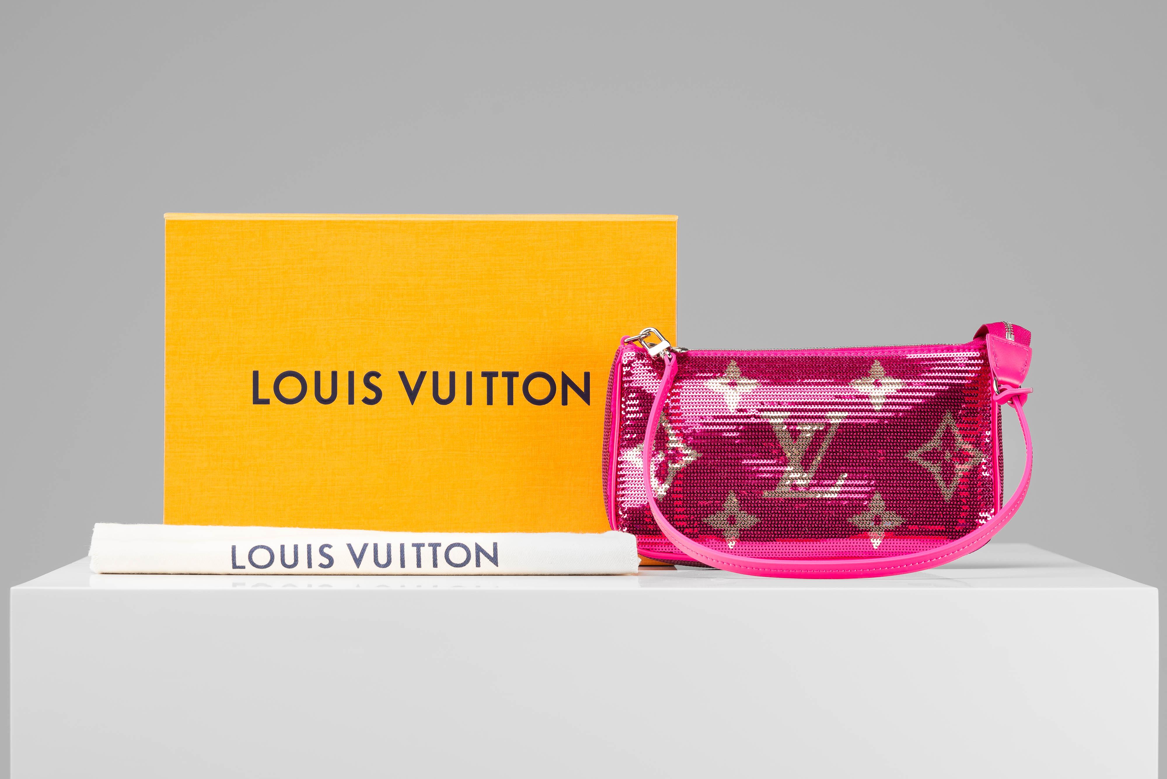 From the collection of SAVINETI we offer this rare Louis Vuitton Pochette Sequins Fuchsia:

- Brand: Louis Vuitton
- Model: Pochette Sequins
- Color: Fuchsia
- Condition: new (never used)
- Year: 2023
- Materials: Sequins, satin, leather
- Extras:
