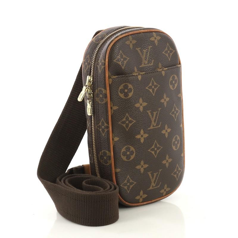 This Louis Vuitton Pochette Gange Monogram Canvas, crafted from brown monogram coated canvas, features an adjustable textile strap, exterior front pocket and gold-tone hardware. Its all-around zip closure opens to a brown fabric interior.