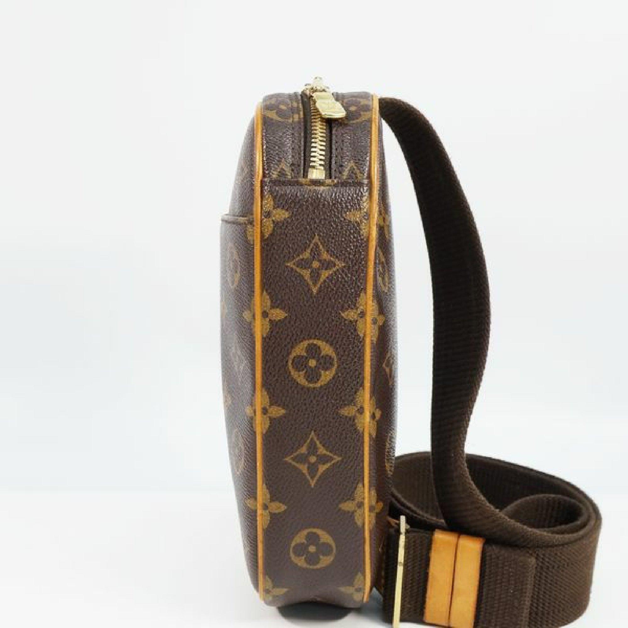 An authentic LOUIS VUITTON Pochette Gange Waist bag Mens body bag M51870 The outside material is Monogram canvas. The pattern is Pochette Gange  Waist bag. This item is Contemporary. The year of manufacture would be 2004.
Rank
AB signs of wear