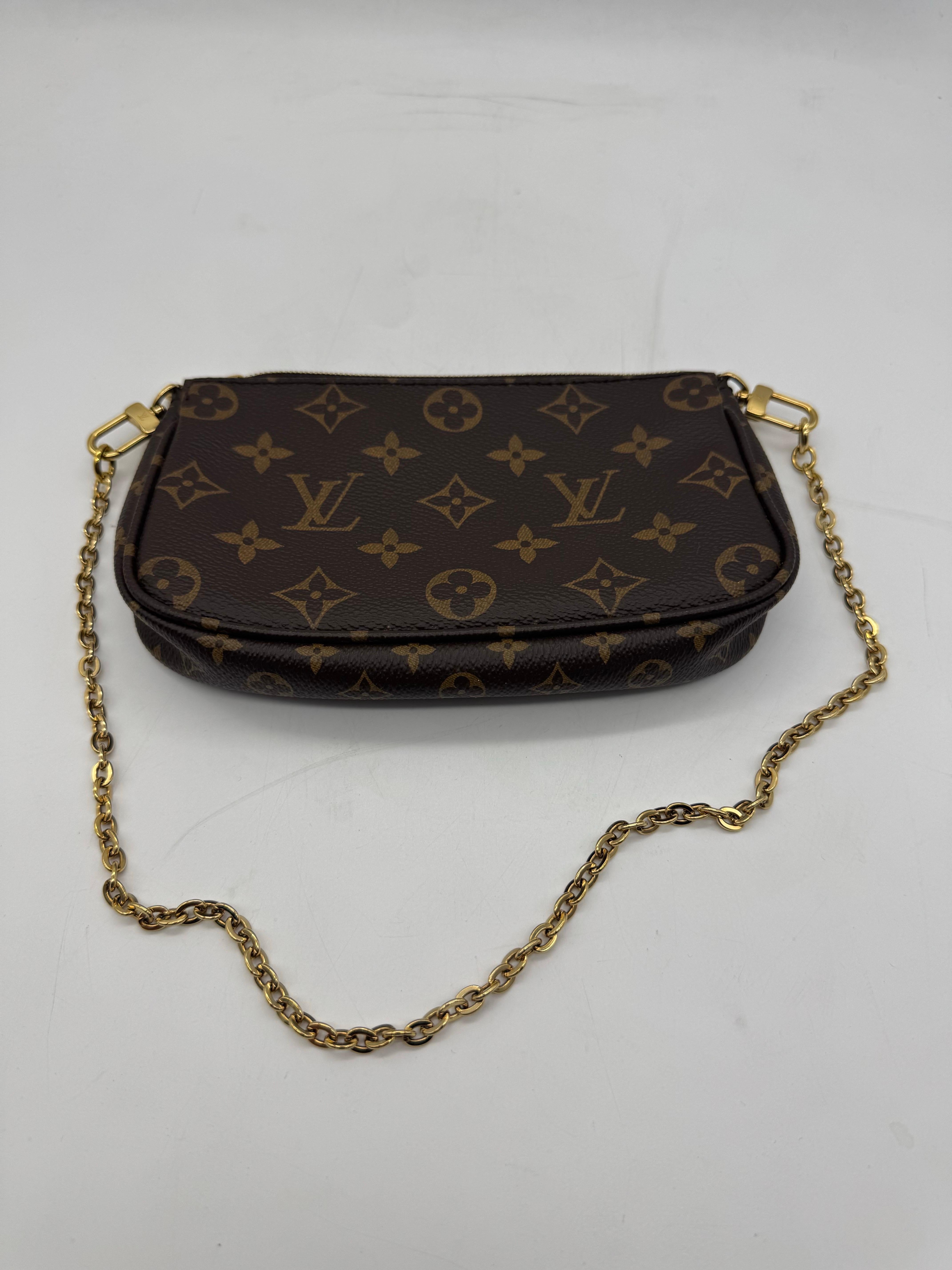 Black Louis Vuitton Pochette Gold Chain  Monogram Canvas For Sale