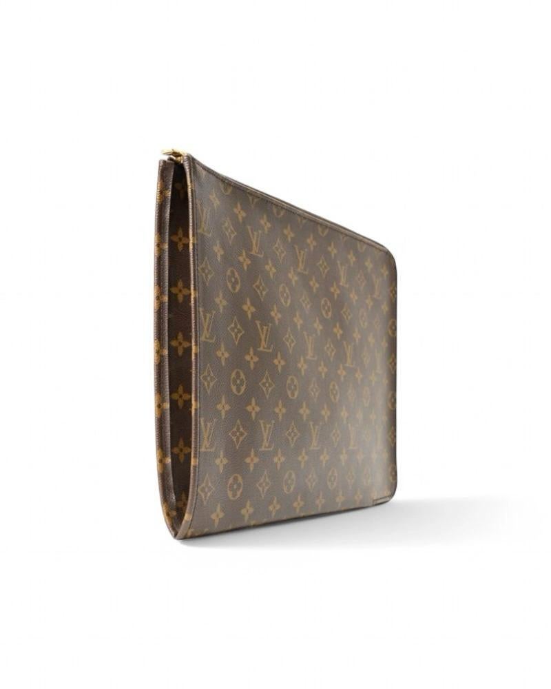 Pochette emblématique de Louis Vuitton, modèle Jour en taille GM, en toile marron avec le motif classique du monogramme et des ferrures dorées. Doté d'une fermeture à glissière semi-circulaire et doublé intérieurement en cuir marron, il est