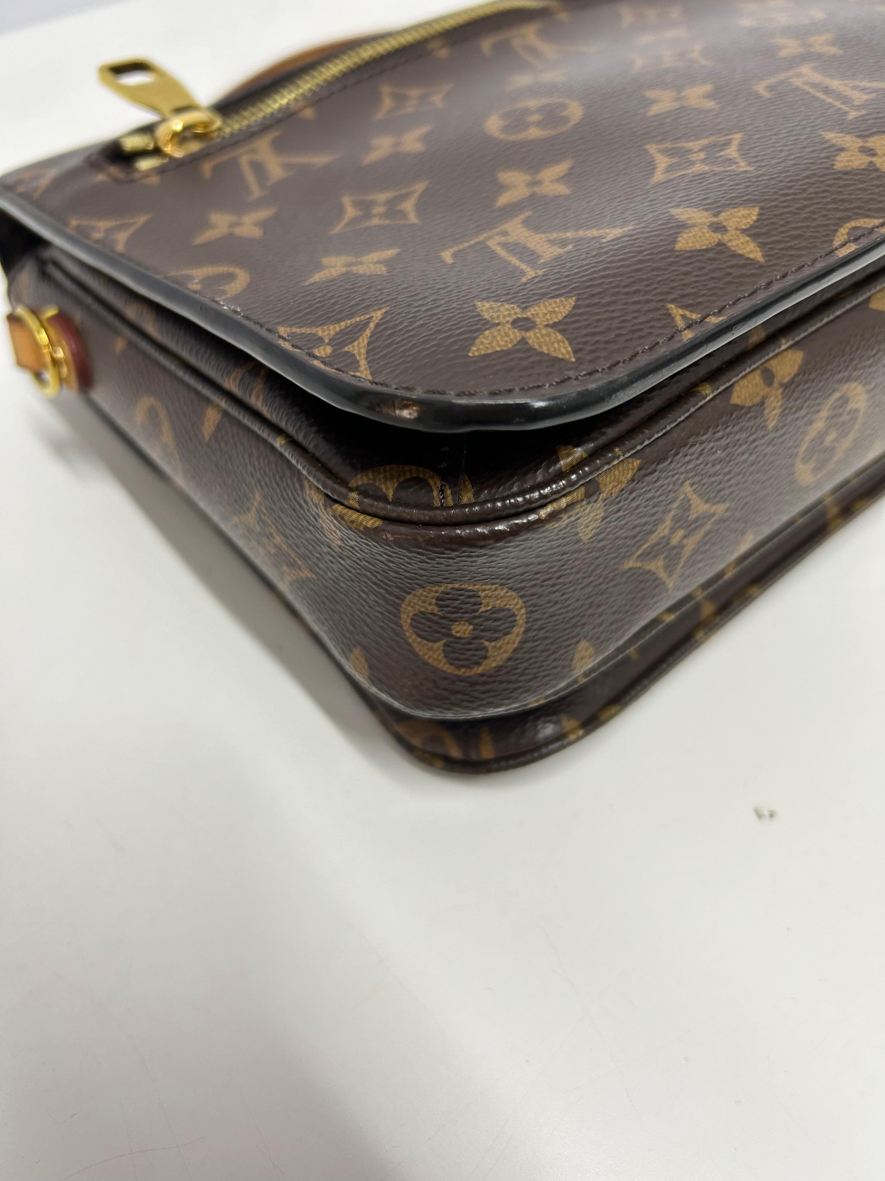 Louis Vuitton Pochette Métis Bag 14