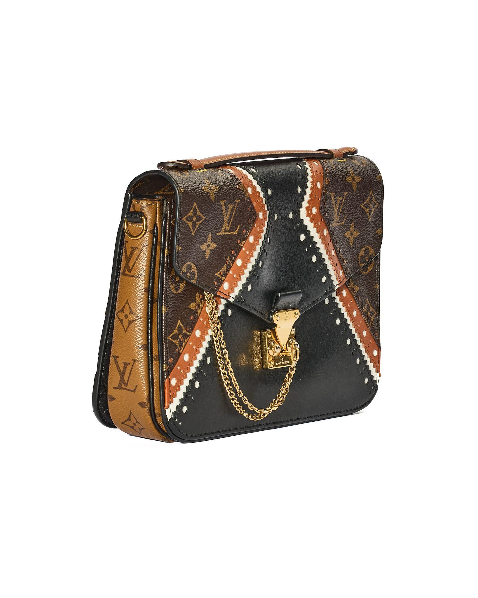 Sac signé Louis Vuitton, modèle Métis Brougnes, en toile marron avec le motif Monogram classique et des empiècements en cuir marron et noir, avec des ferrures dorées. Doté d'un rabat frontal avec fermeture à bouton-pression et d'une doublure