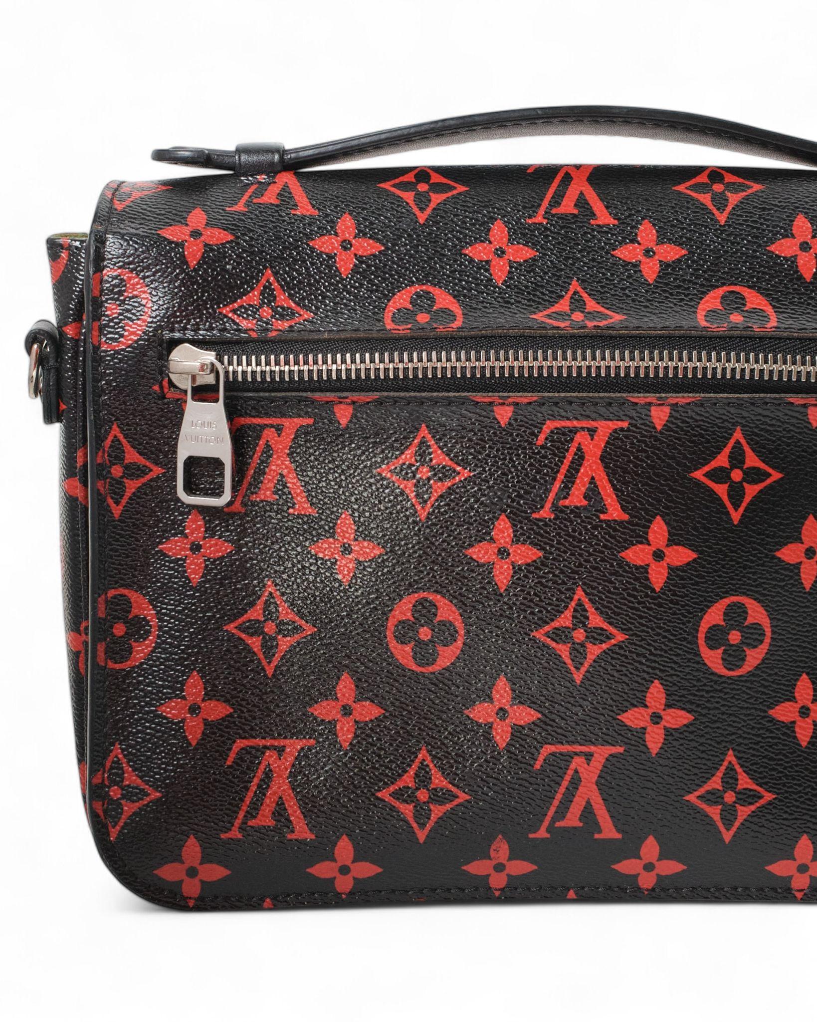 Louis Vuitton Mètis Infrarouge Black Clutch Bag For Sale 5
