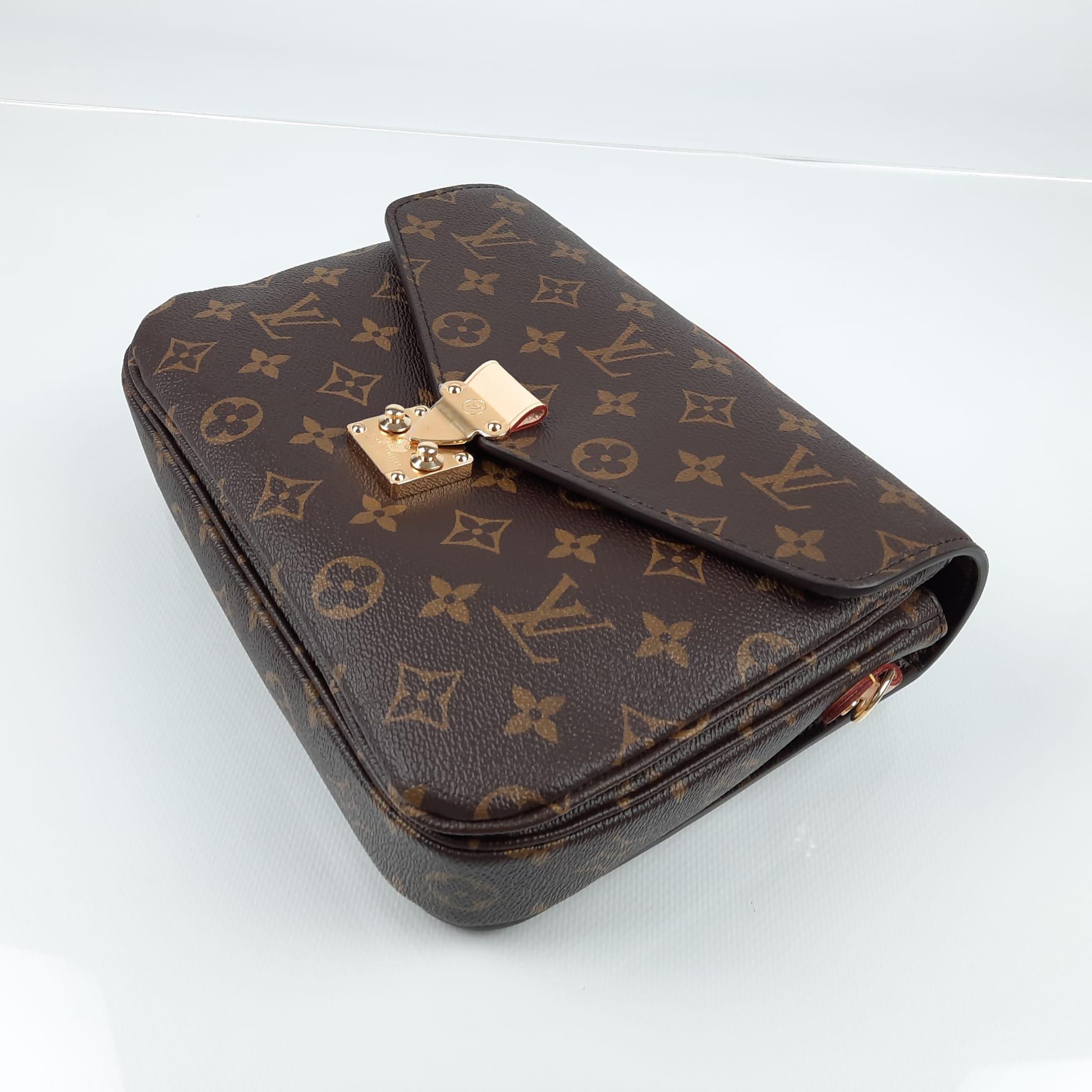 Elegance is personified in the petite shape of the Pochette Métis. Made of supple Monogram canvas, its compact dimensions open up to reveal many useful pockets and compartments.