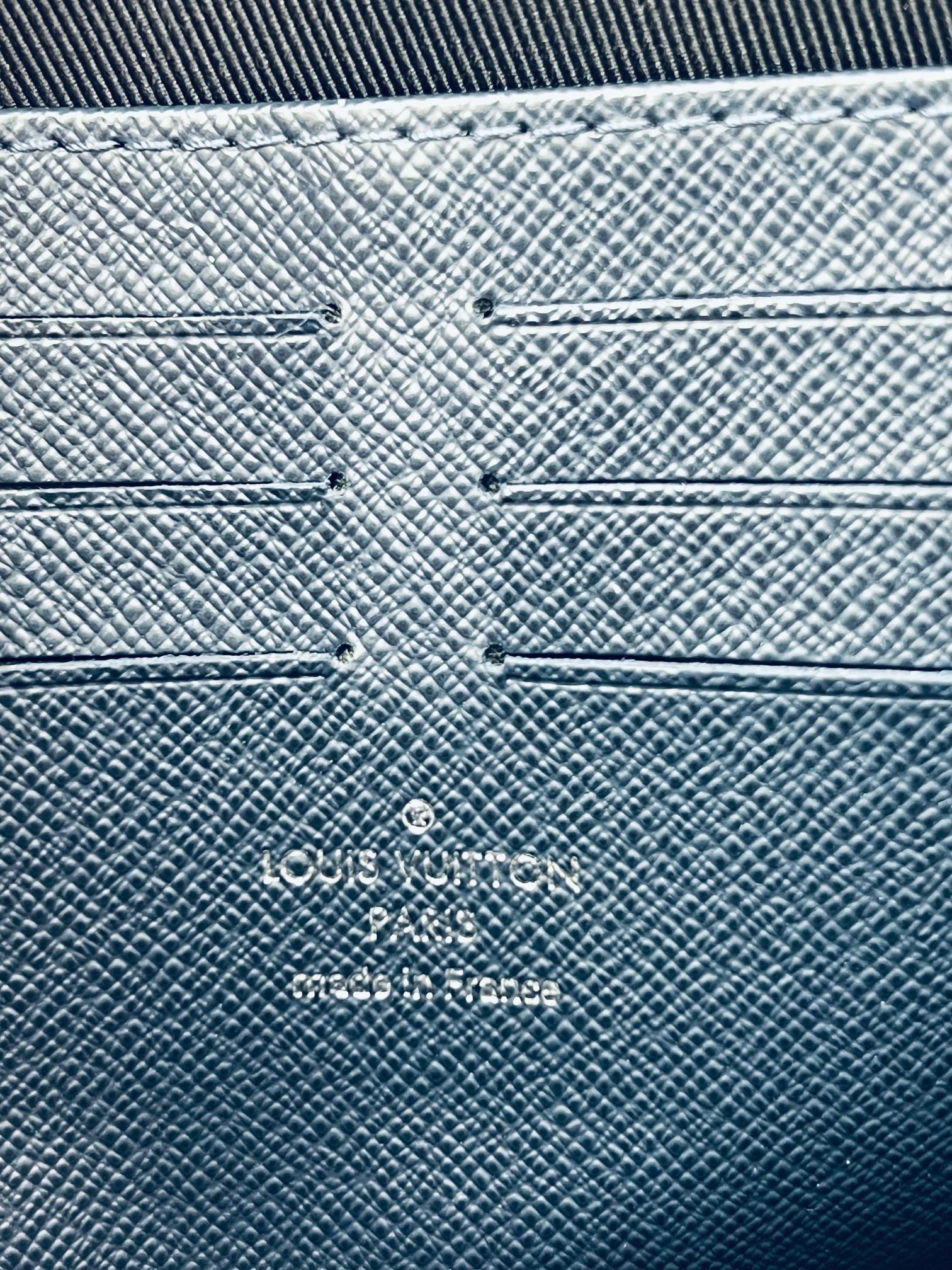 Louis Vuitton Pochette Voyage MM Taiga Dark Blue Leather Hand Bag Limited Ed For Sale 5