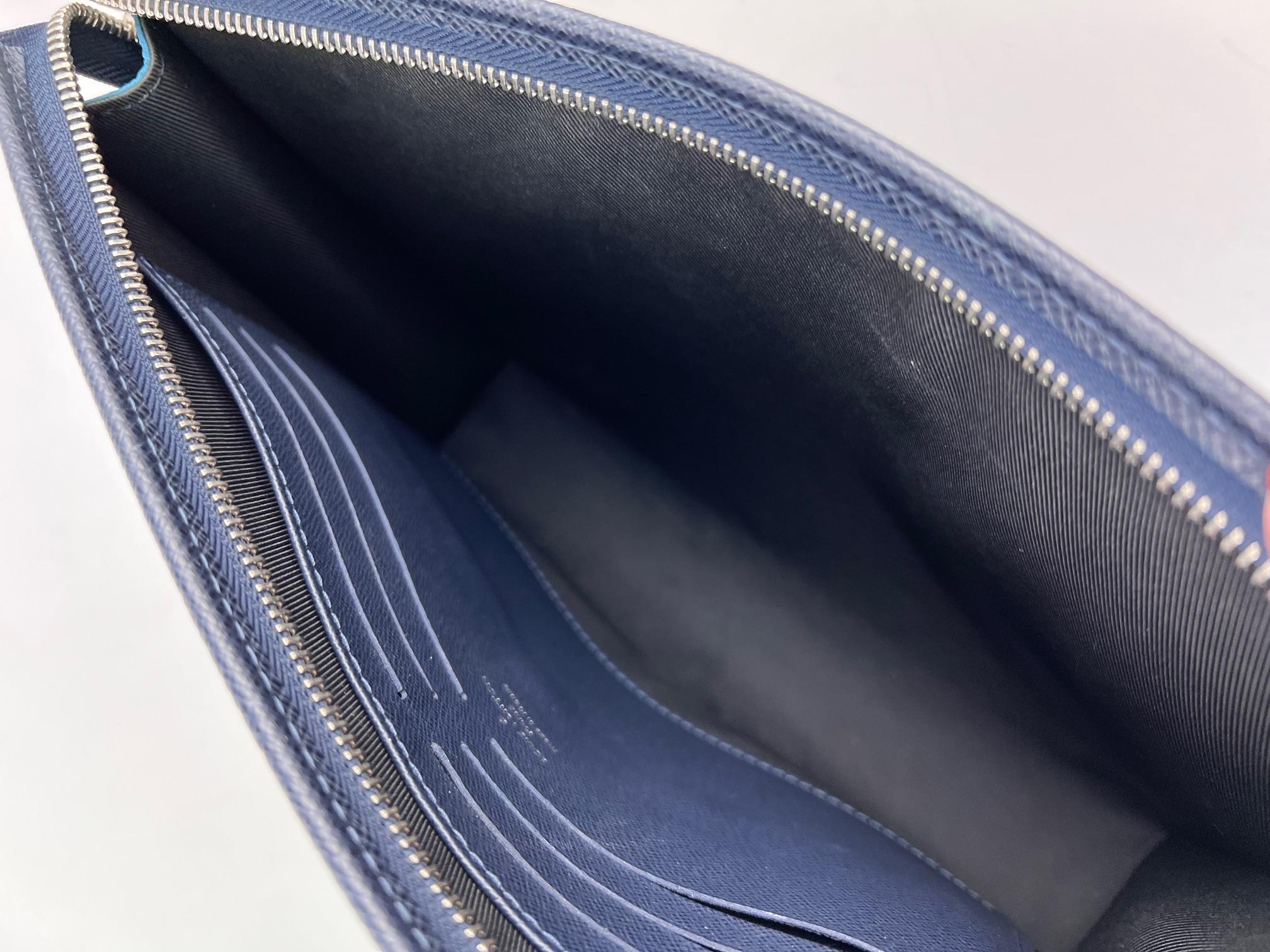 Louis Vuitton Pochette Voyage MM Taiga Dark Blue Leather Hand Bag Limited Ed For Sale 6