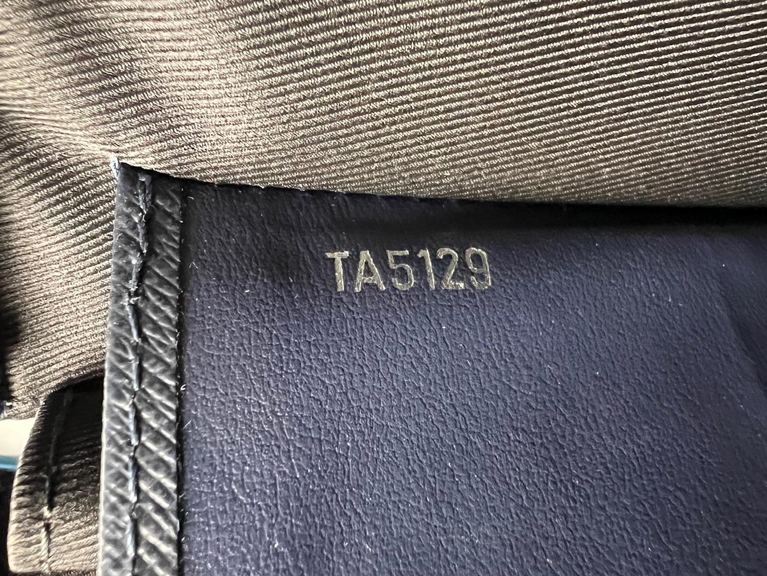 Louis Vuitton Pochette Voyage MM Taiga Dark Blue Leather Hand Bag Limited Ed For Sale 4