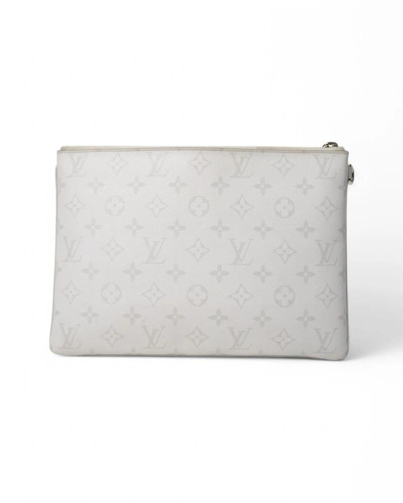 Louis Vuitton Clutch Bag Voyage PM Logo Story Monogram White In Excellent Condition For Sale In Torre Del Greco, IT
