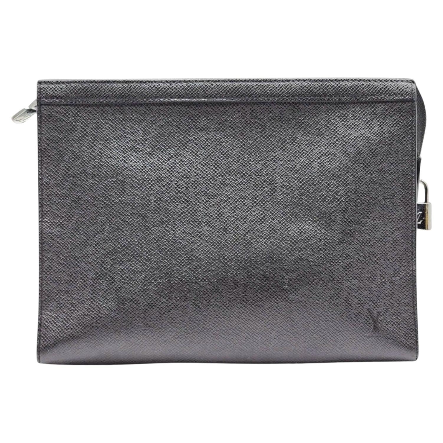 Louis Vuitton Pochette Voyage Pouch MM Clutch Taiga Leder Schwarz