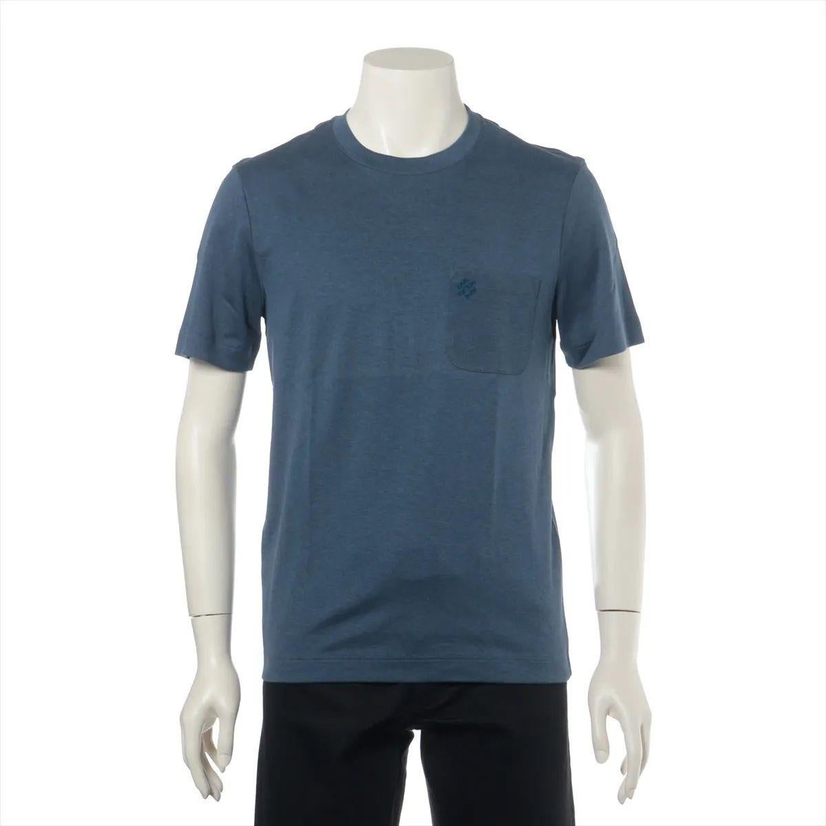 La Louis Vuitton Pocket Cotton T-Shirt in blu è una raffinata rivisitazione di un capo essenziale del guardaroba casual. Realizzato in morbido cotone di prima qualità, offre una vestibilità comoda e traspirante mantenendo l'eleganza tipica della