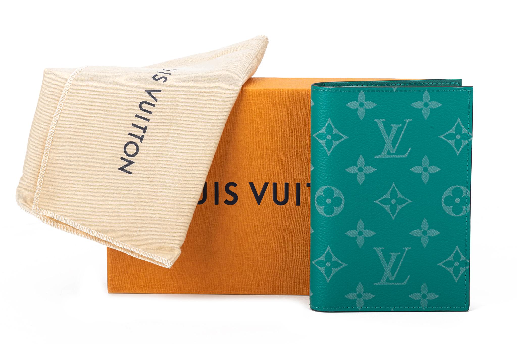 Louis Vuitton Pocket Organizer Monogram Amazon Taiga Pine Green. L'organiseur de poche se présente dans un cuir Taïga coloré et une toile Monogram assortie de la collection printemps-été 2019.