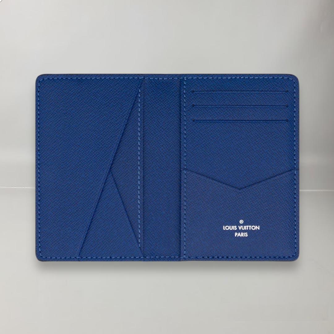 This pocket organizer is made of colorful Taiga leather and matching Monogram canvas for the Spring-Summer 2019 season. This all-in-one wallet can accommodate credit cards, bills and receipts. It fits in most pockets and bags.
