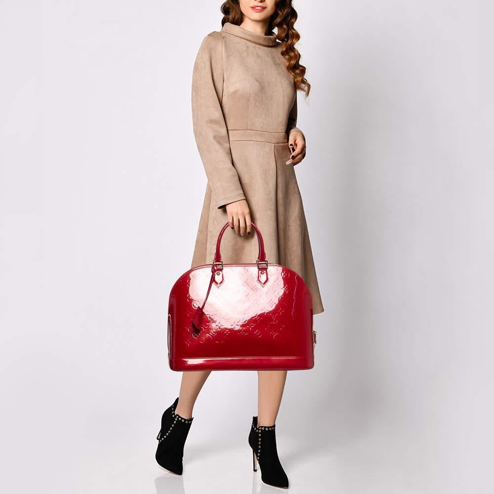 Louis Vuitton's handbags are popular owing to their high style and functionality. This bag, like all their designs, is durable and stylish. Exuding a fine finish, the bag is designed to give a luxurious experience. The interior has enough space to