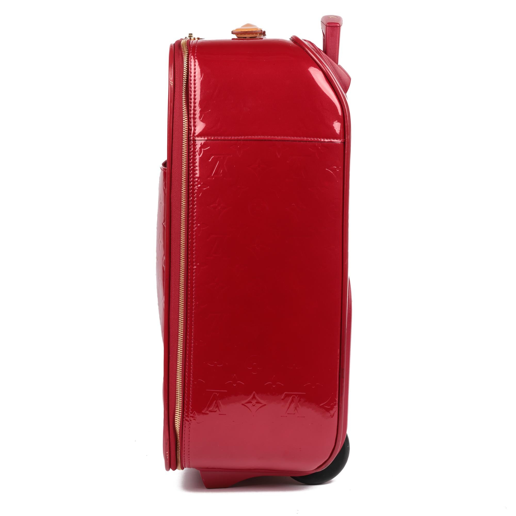Louis Vuitton Pomme D'Amour Monogram Vernis Leather Pegase 50 In condizioni buone in vendita a Bishop's Stortford, Hertfordshire