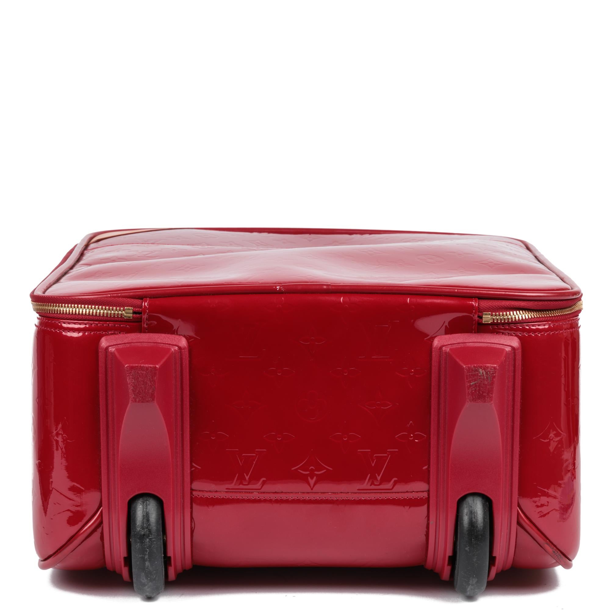 Louis Vuitton Pomme D'Amour Monogram Vernis Leather Pegase 50 in vendita 1