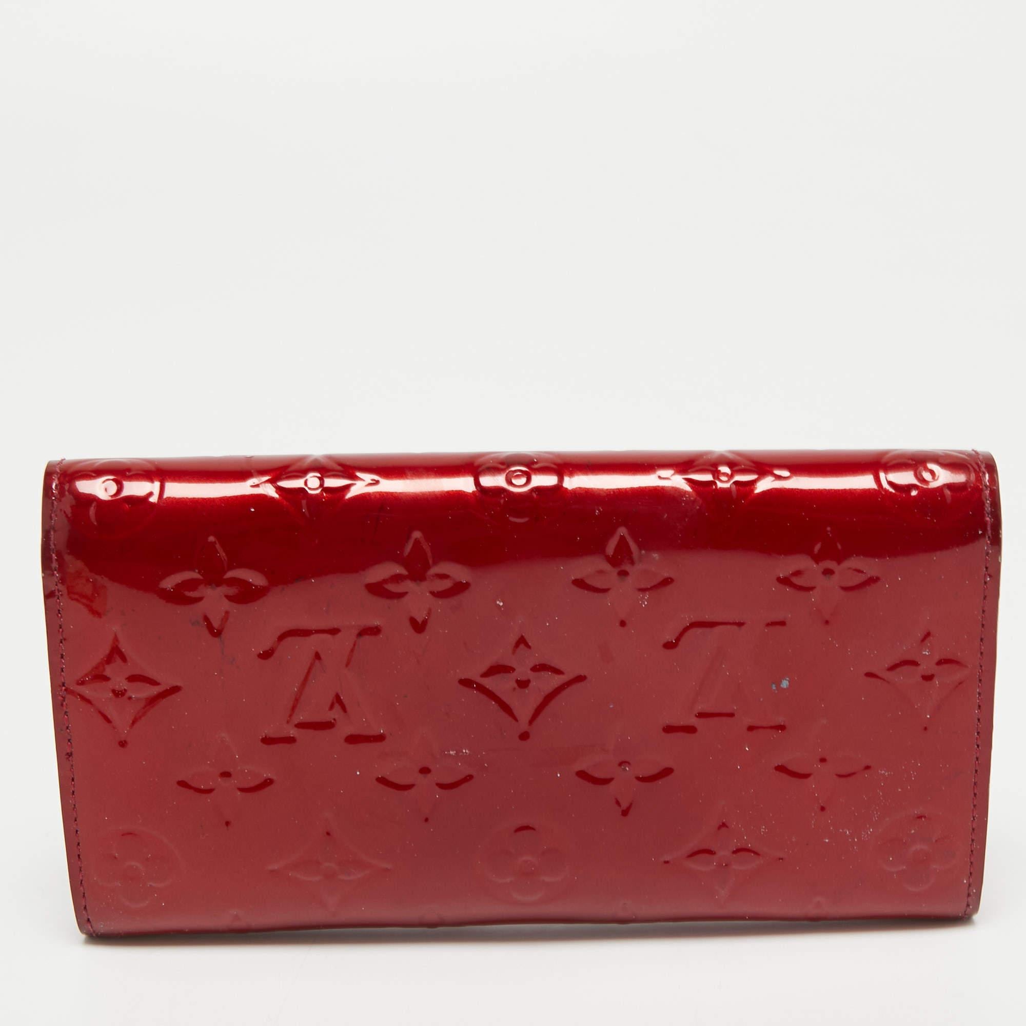 Louis Vuitton Pomme D’amour Monogram Vernis Leather Sarah Wallet In Good Condition In Dubai, Al Qouz 2