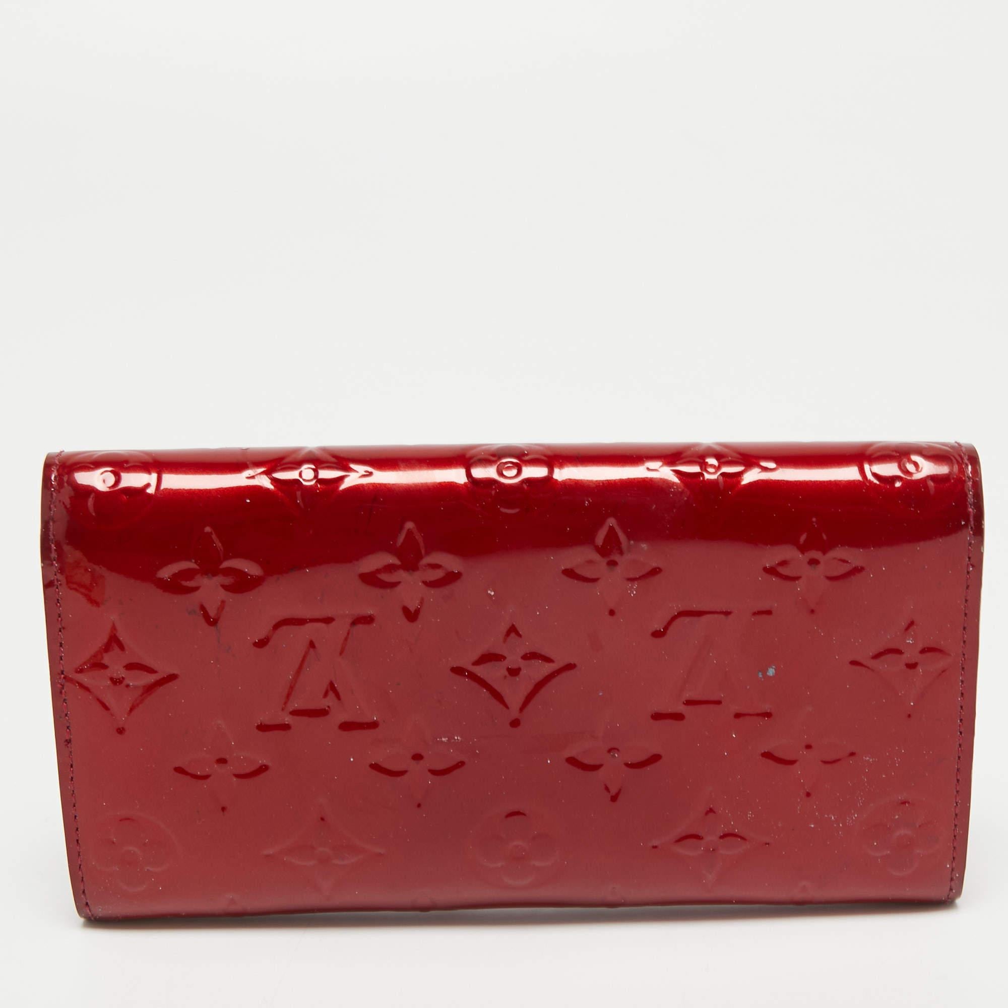 Louis Vuitton Pomme D'amour Monogramm Vernis Leder Sarah Geldbörse im Zustand „Gut“ in Dubai, Al Qouz 2