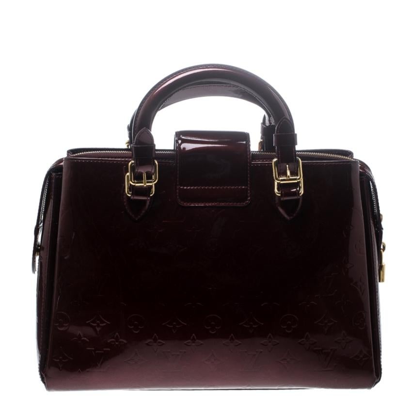 Looking for an every-day bag with just the right coat of luxury? Your quest ends here with this Melrose Avenue from Louis Vuitton. Wonderfully crafted from monogram Vernis leather, the bag brings a lovely shade, two top handles and a spacious fabric
