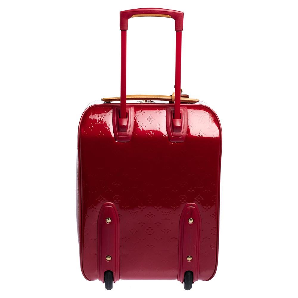 Say hello to your new travelling partner from Louis Vuitton. The exterior has been crafted from monogram Vernis leather while the spacious interior is lined with fabric. Equipped with a zip compartment at the front, sturdy handles, two wheels, and a