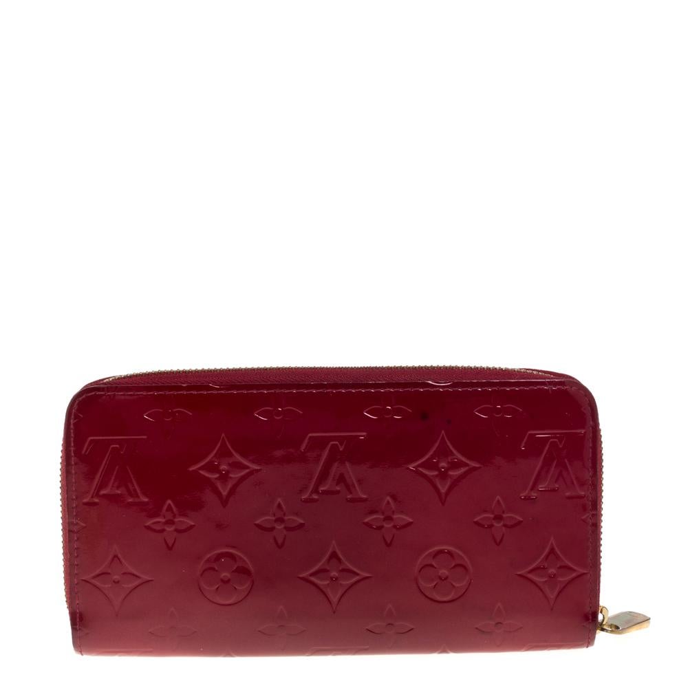 Sewn beautifully using Monogram Vernis, this Louis Vuitton wallet stands for resistance and durability. Sleek and compact, it features a well-lined interior and gold-tone hardware. The wallet is surely going to accompany your days with