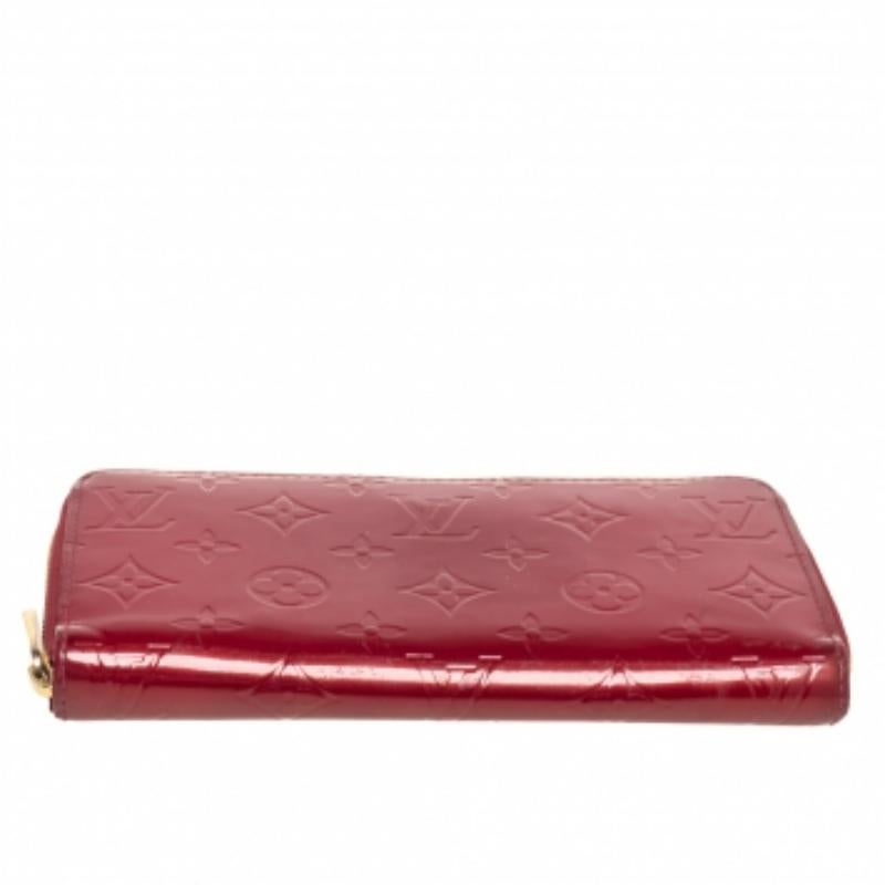 Red Louis Vuitton Pomme D’amour Monogram Vernis Zippy Wallet For Sale