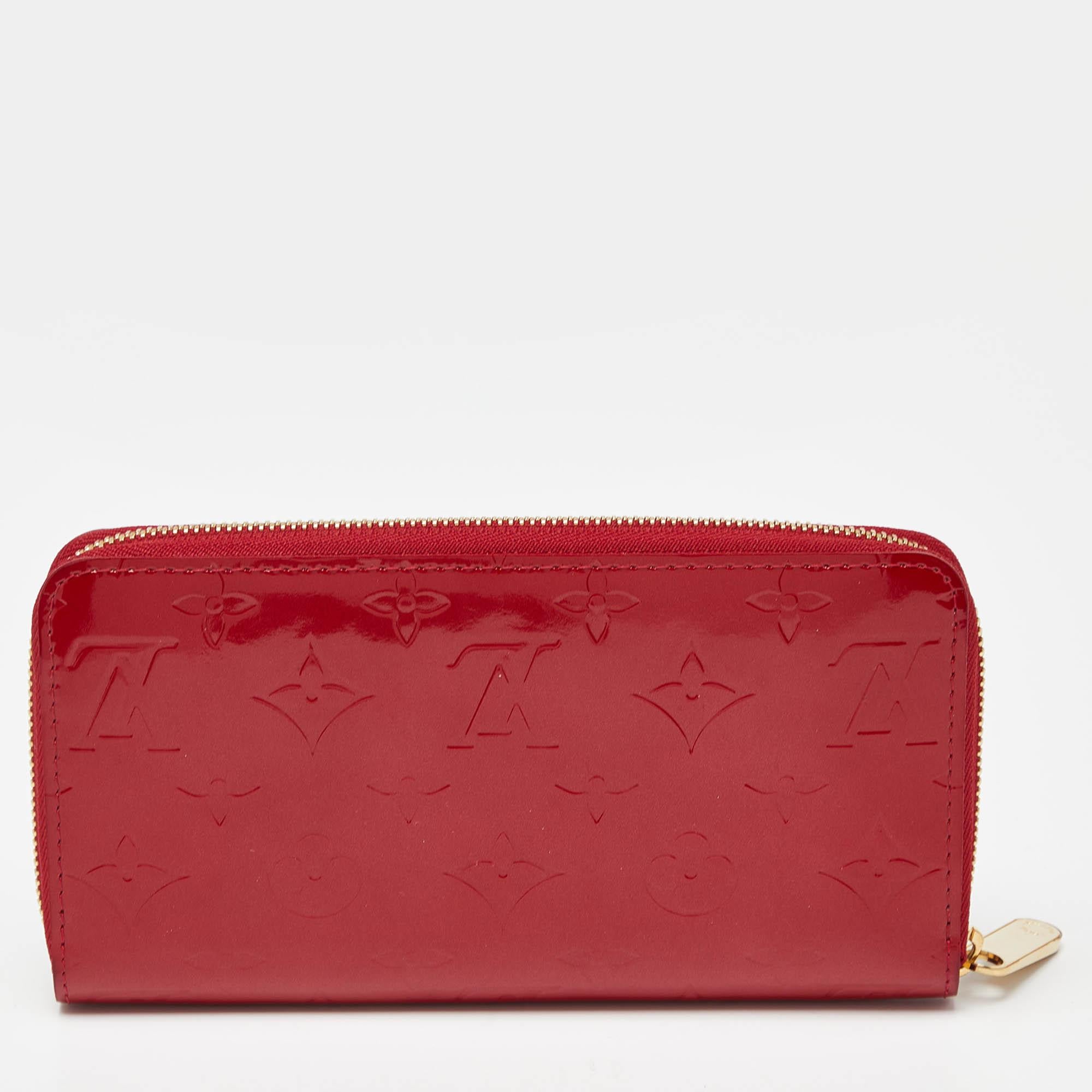 Louis Vuitton Pomme D'Amour Monogram Vernis Zippy Wallet In Good Condition For Sale In Dubai, Al Qouz 2