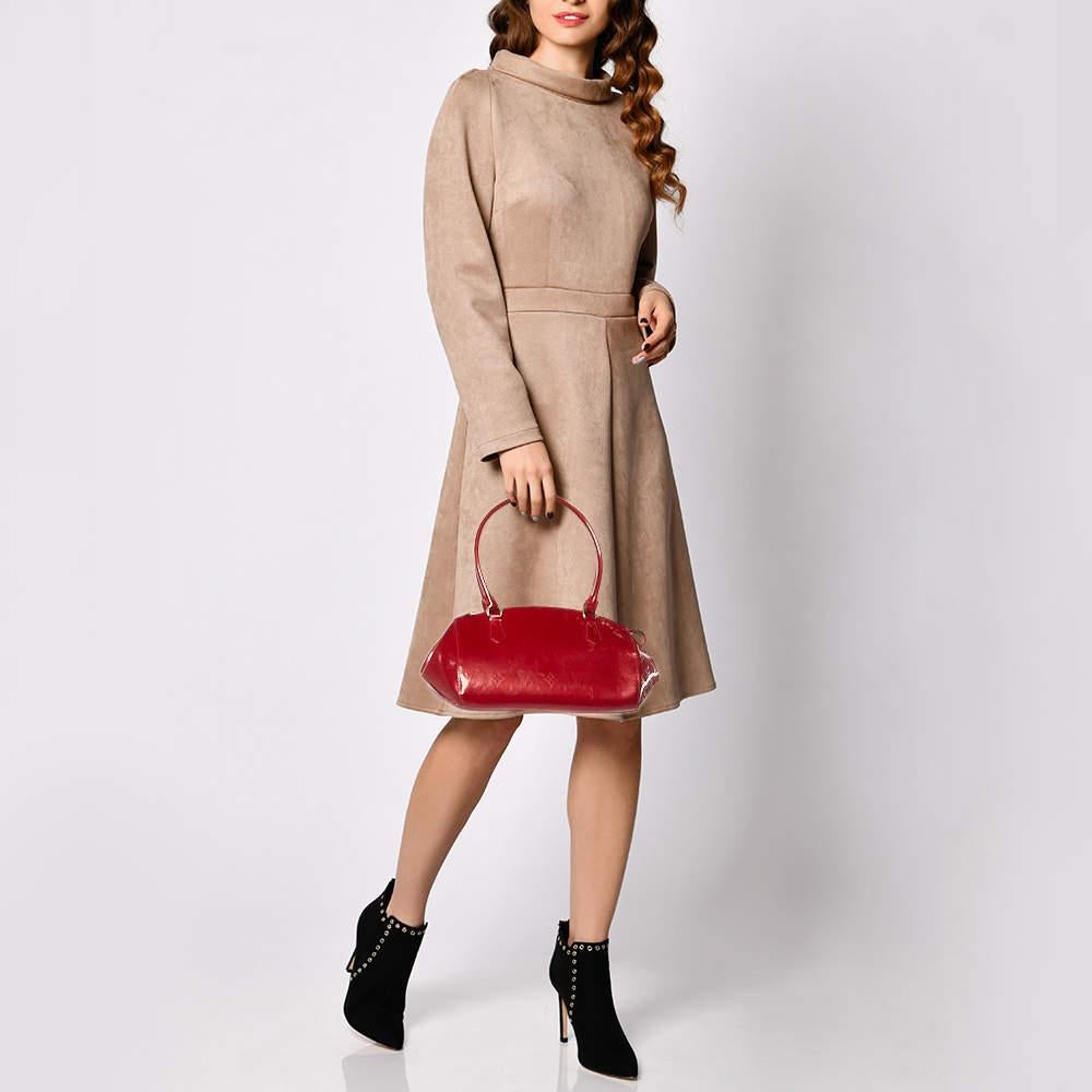 Ensure your days essentials are in order and your outfit is complete with this Louis Vuitton bag. Crafted using the best materials the bag carries the maisons signature of artful craftsmanship and enduring appeal.
