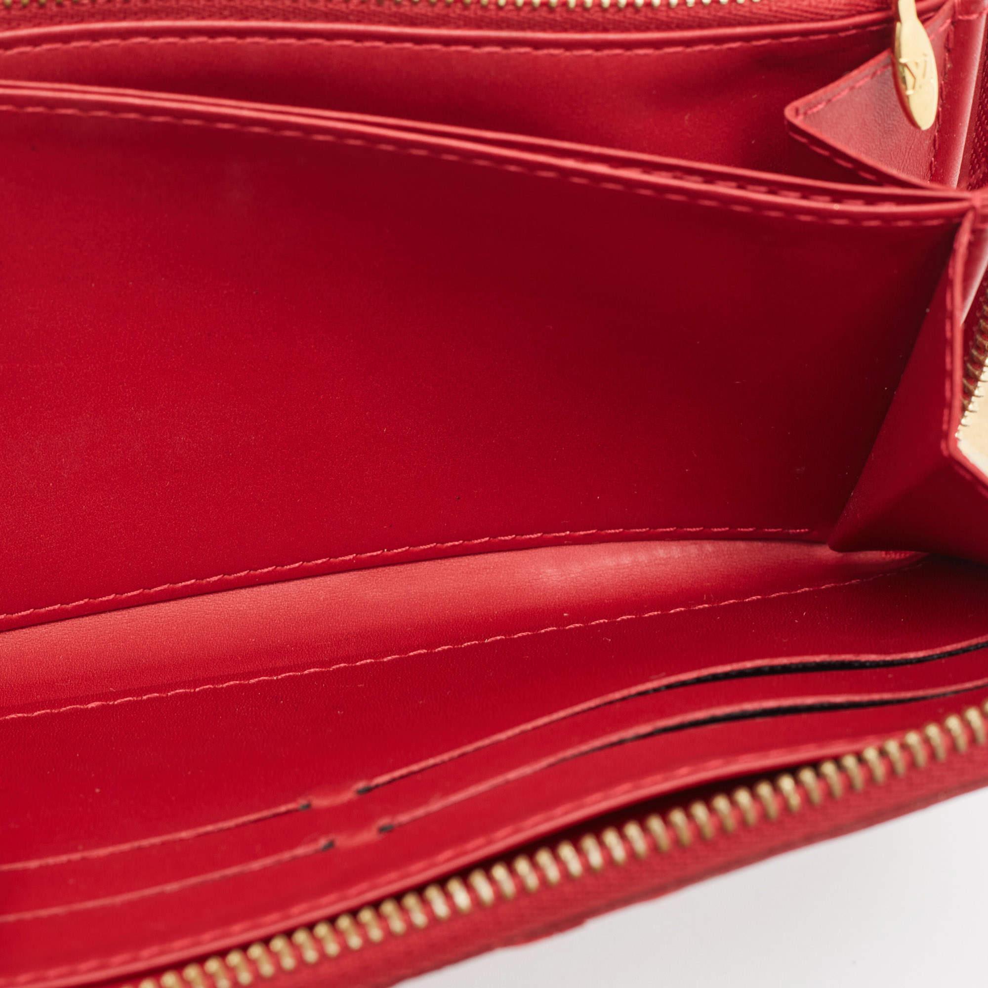 Il portafoglio Zippy di Louis Vuitton è stato progettato per un uso quotidiano. Realizzato in Pomme D'amour Monogram Vernis, il portafoglio ha un'ampia chiusura a zip che si apre per rivelare molteplici scomparti foderati in pelle e una tasca con
