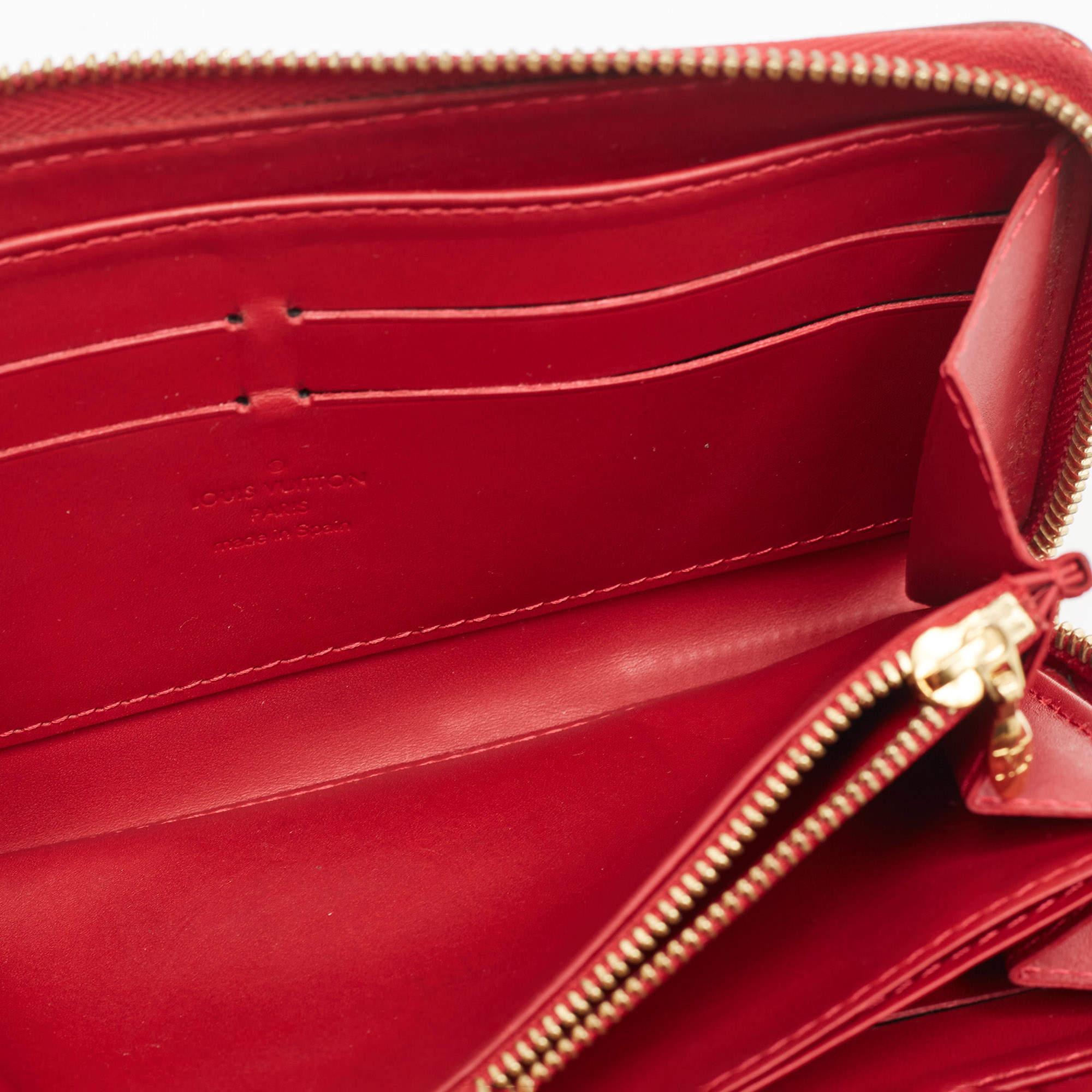 Rosso Portafoglio Louis Vuitton Pomme D'amour Monogram Vernis Zippy in vendita