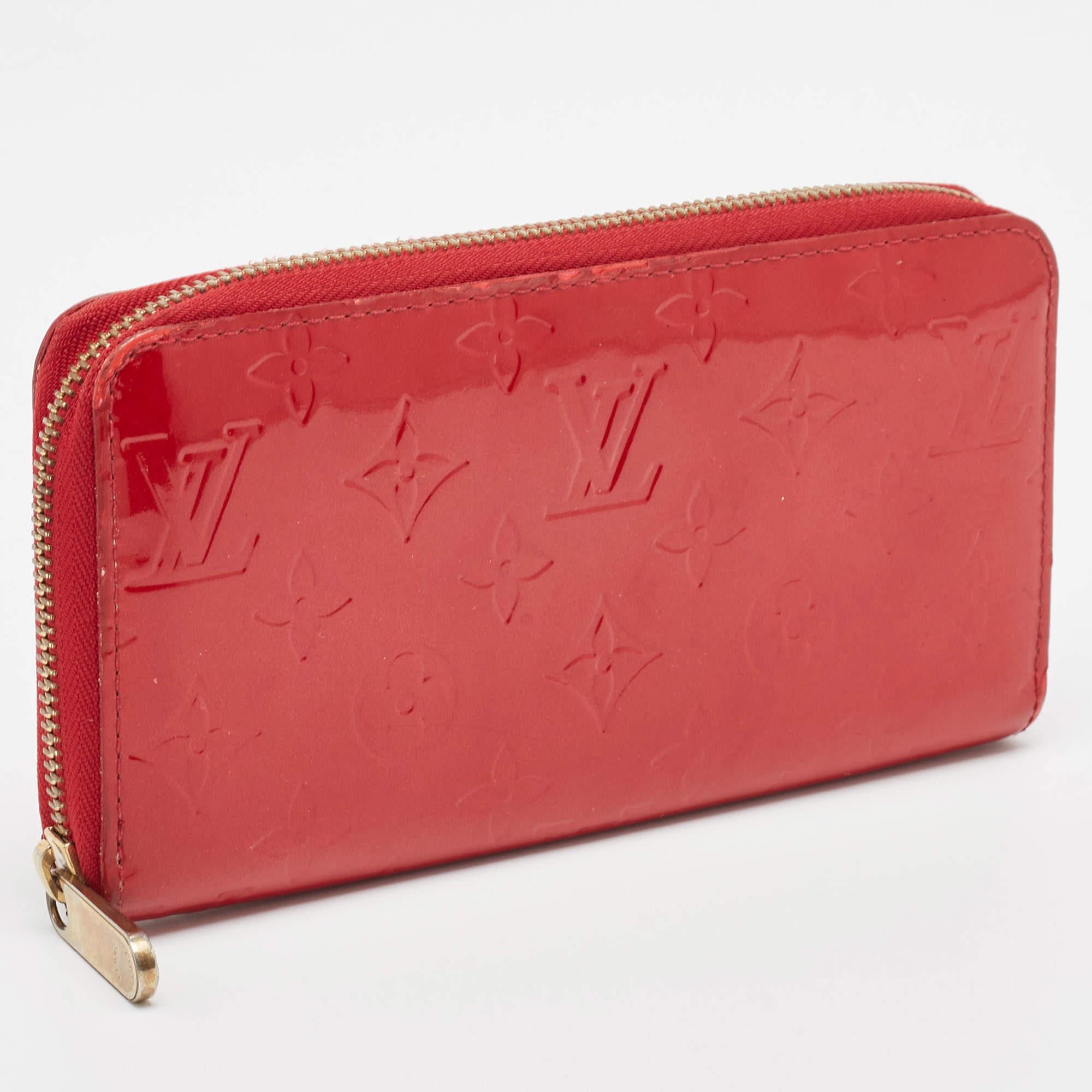 Portafoglio Louis Vuitton Pomme D'amour Monogram Vernis Zippy In condizioni discrete in vendita a Dubai, Al Qouz 2