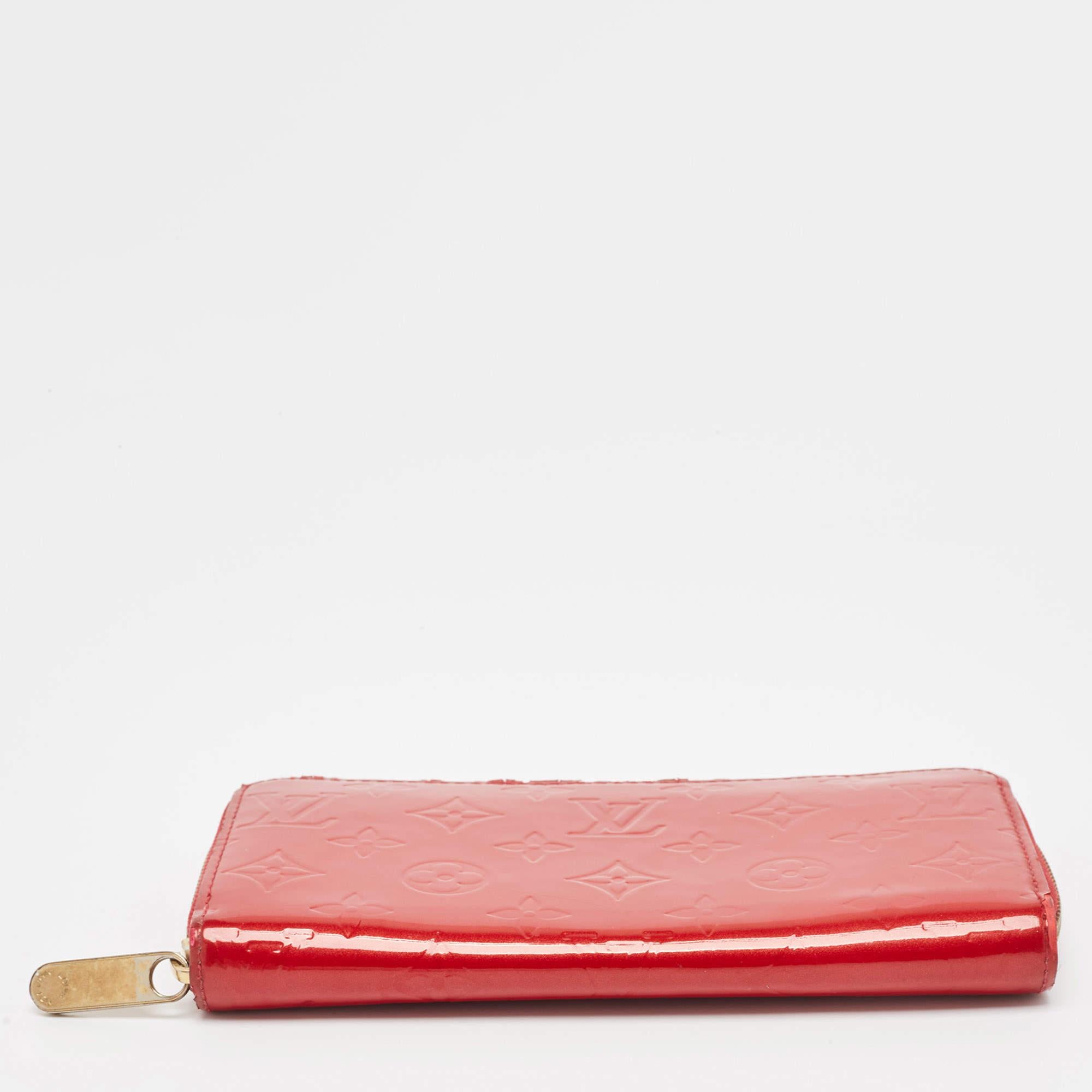 Portafoglio Louis Vuitton Pomme D'amour Monogram Vernis Zippy in vendita 1