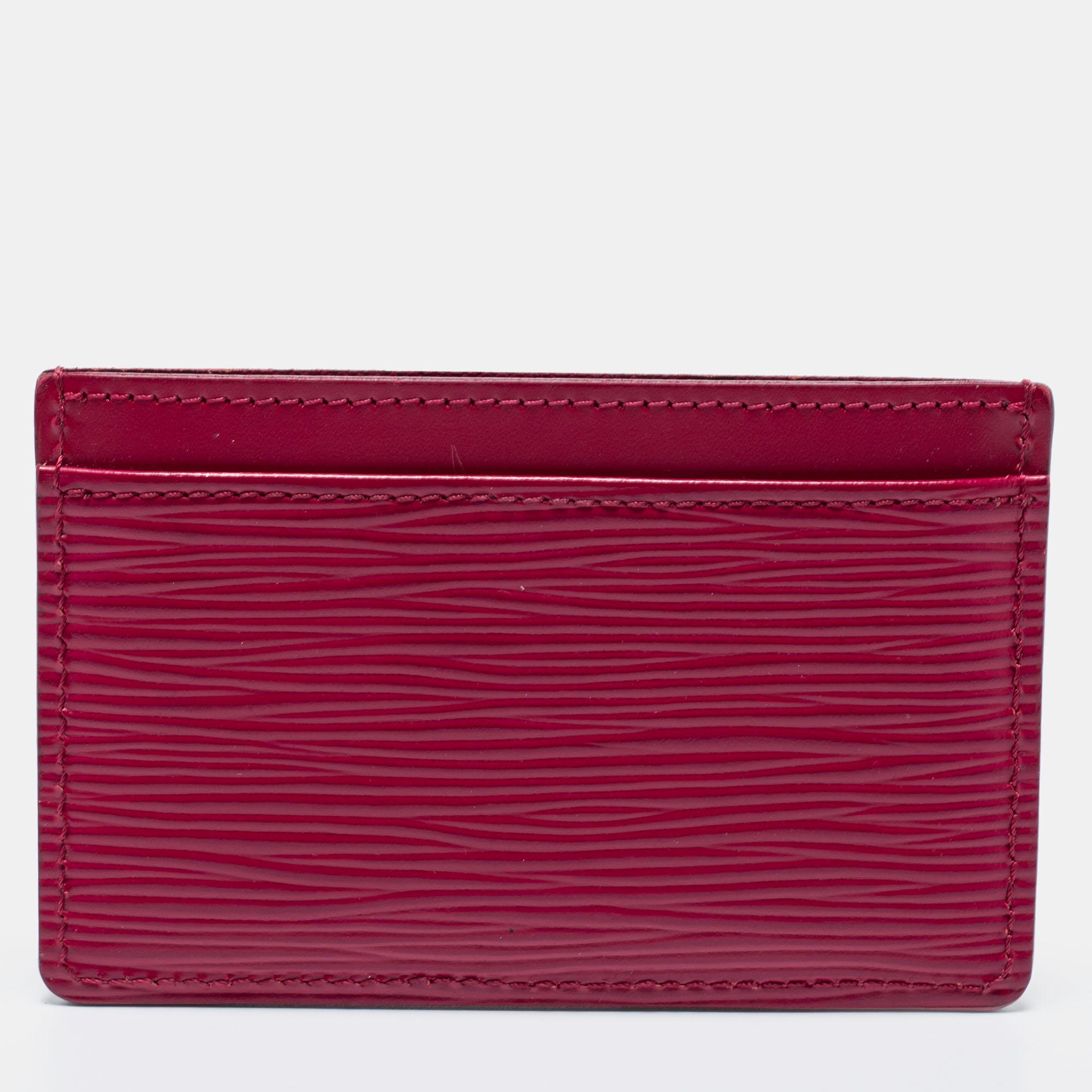 All creations from Louis Vuitton are worth the buy as they're made to offer both style and utility! This stunning card holder ensures nothing but maximum functionality. It is made from Pondichery-pink Epi leather. It has a leather lining. This LV