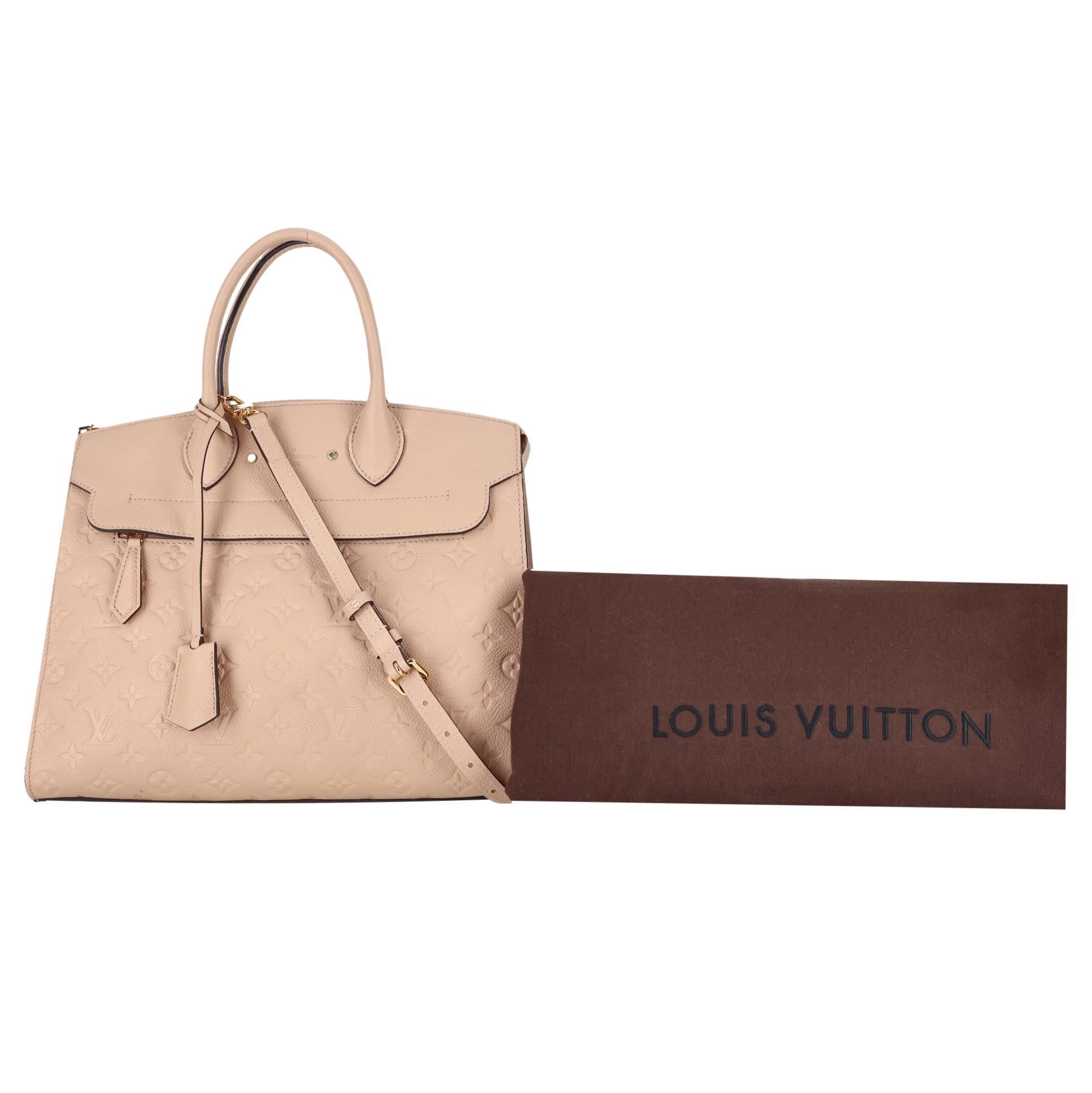We Adore - Louis Vuitton Pont Neuf Dune Monogram Empreinte Leather GM Bag

Sac beige à la silhouette structurée Confectionné en cuir de veau souple et gaufré, il arbore le monogramme signature de LV.

Couvercle à rabat avec fermeture magnétique,