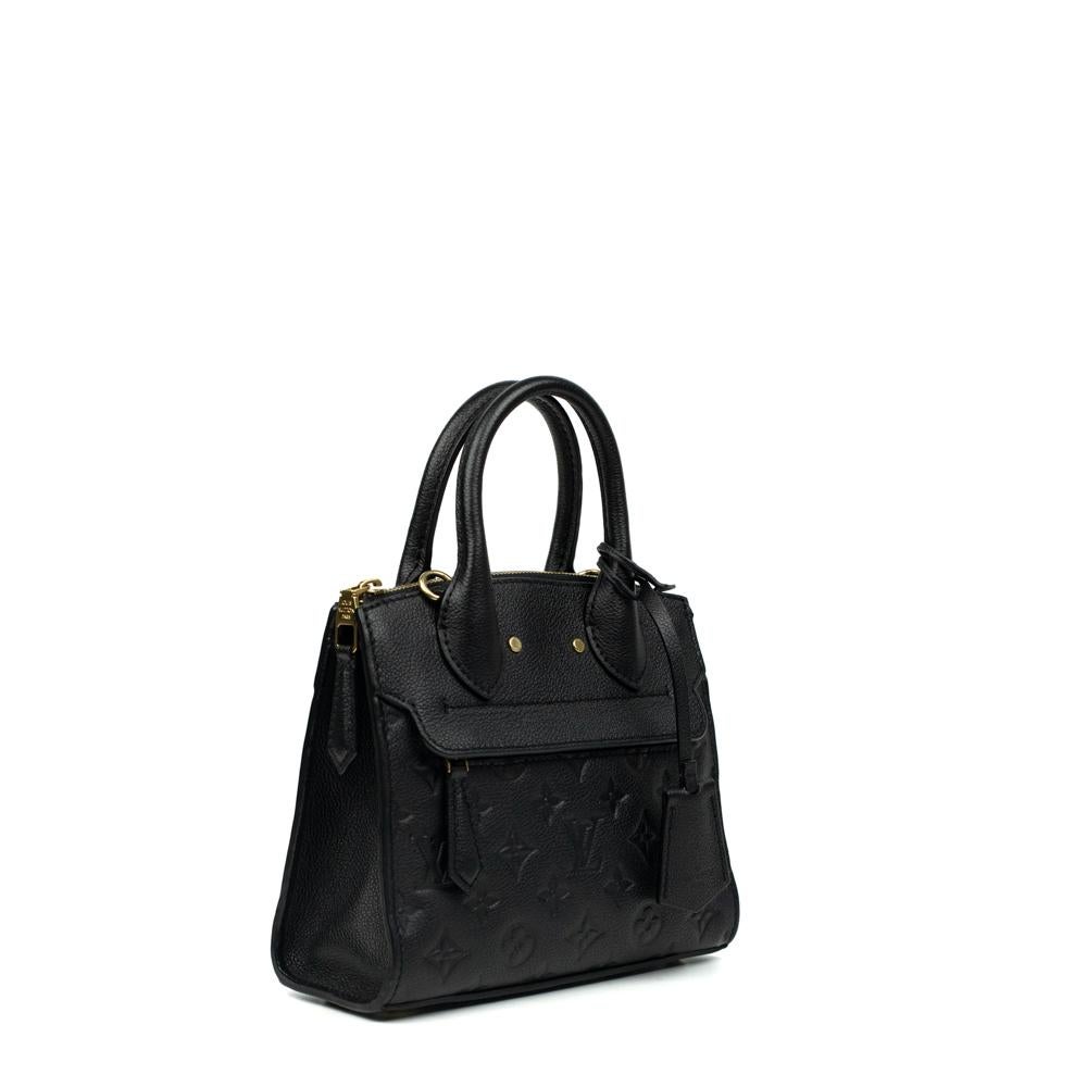 - Designer: LOUIS VUITTON
- Modell: Pont Neuf Mini 
- Zustand: Sehr guter Zustand. Leichte Verfärbung der Hardware
- Zubehör: Riemen (abnehmbar, nicht verstellbar)
- Abmessungen: Breite: 21cm , Höhe: 16cm , Tiefe: 7cm , Riemen: 115cm 
- Äußeres