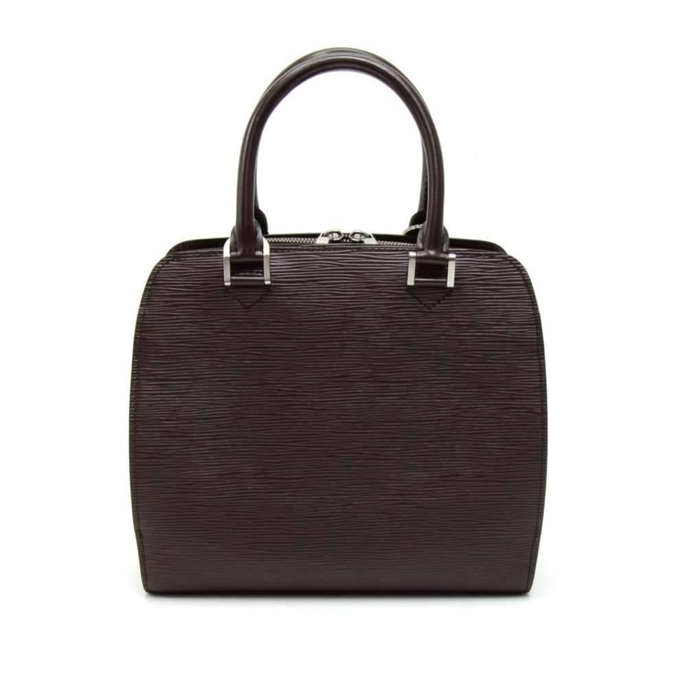 Louis Vuitton Pont Neuf bag in Moka Brown Epi leather. It has 3 compartments: the main middle zipper compartment and two open compartments on the sides. Inside has brown alkantra lining and the main compartment has  1 zipper pockt and one slip
