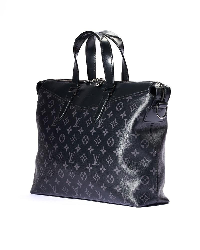 Portadocumenti firmato Louis Vuitton, modello Explorer nella misura GM, realizzato in tela nella fantasia Monogram Eclipse con rifiniture in pelle nera e hardware argento. Doté d'une fermeture supérieure à glissière avec deux curseurs, l'intérieur