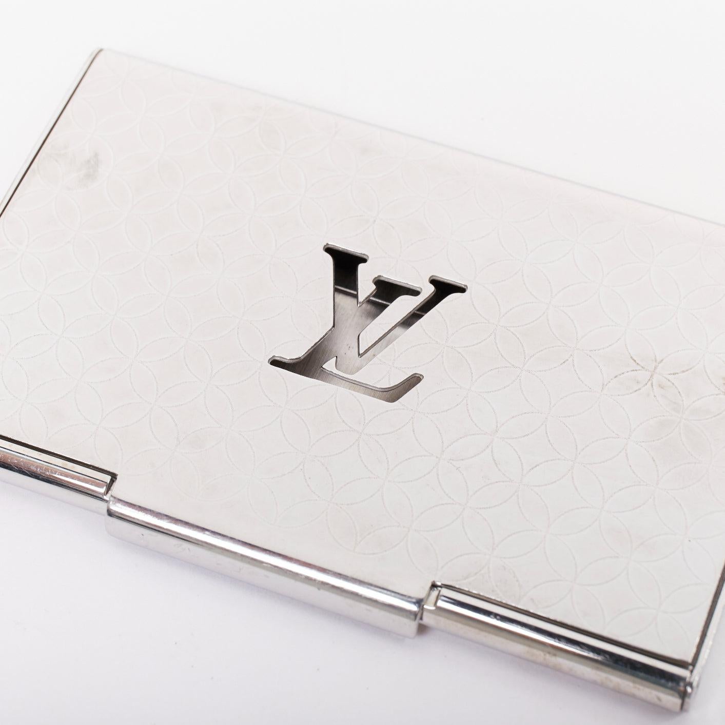 LOUIS VUITTON Porte Carte Champs Elysees metal tono plata  tarjetero recortado
Referencia: YIKK/A00213
Marca: Louis Vuitton
Model No: Porte Carte Champs Elysees
Material: Metal
Color: Plata
Patrón: Sólido
Cierre: Solapa
Detalles adicionales: