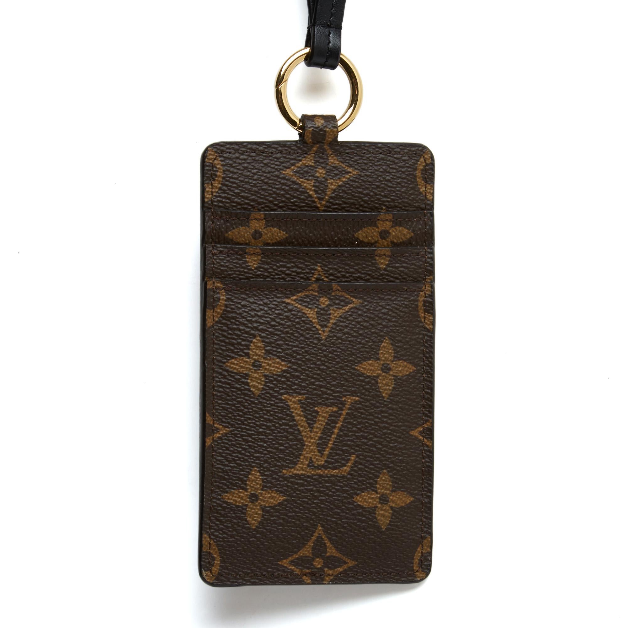 Portacarte Louis Vuitton in tela Monogram foderato in pelle, 3 scomparti per carte di credito e uno spazio chiuso a pressione sotto il logo Louis Vuitton, anello di apertura con logo Louis Vuitton e anello in pelle nera per indossarlo al collo o